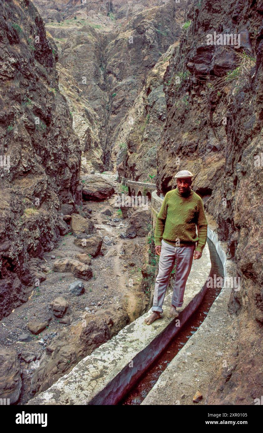 Capo Verde, isola di Santo Antao. Canale di irrigazione in una gola che è stata costruita con l'aiuto finanziario di Novib/Oxfam. Foto Stock