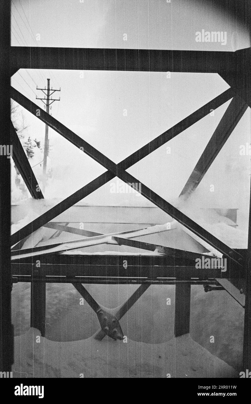 Effettivo 5- 1948: Sgombero della neve sulla ferrovia di Bergen. La ferrovia di Bergen, una delle ferrovie più importanti della Norvegia, raggiunge il suo punto più alto appena ad ovest di Finse, a 1301 metri sul livello del mare. Il vento e la neve all'unisono qui fanno sì che non sia sempre una cosa da tenere aperta questa pista in inverno. Foto: Sverre A. Børretzen / Aktuell / NTB ***la foto non viene elaborata*** questo testo immagine viene tradotto automaticamente questo testo immagine viene tradotto automaticamente questo testo immagine viene tradotto automaticamente Foto Stock