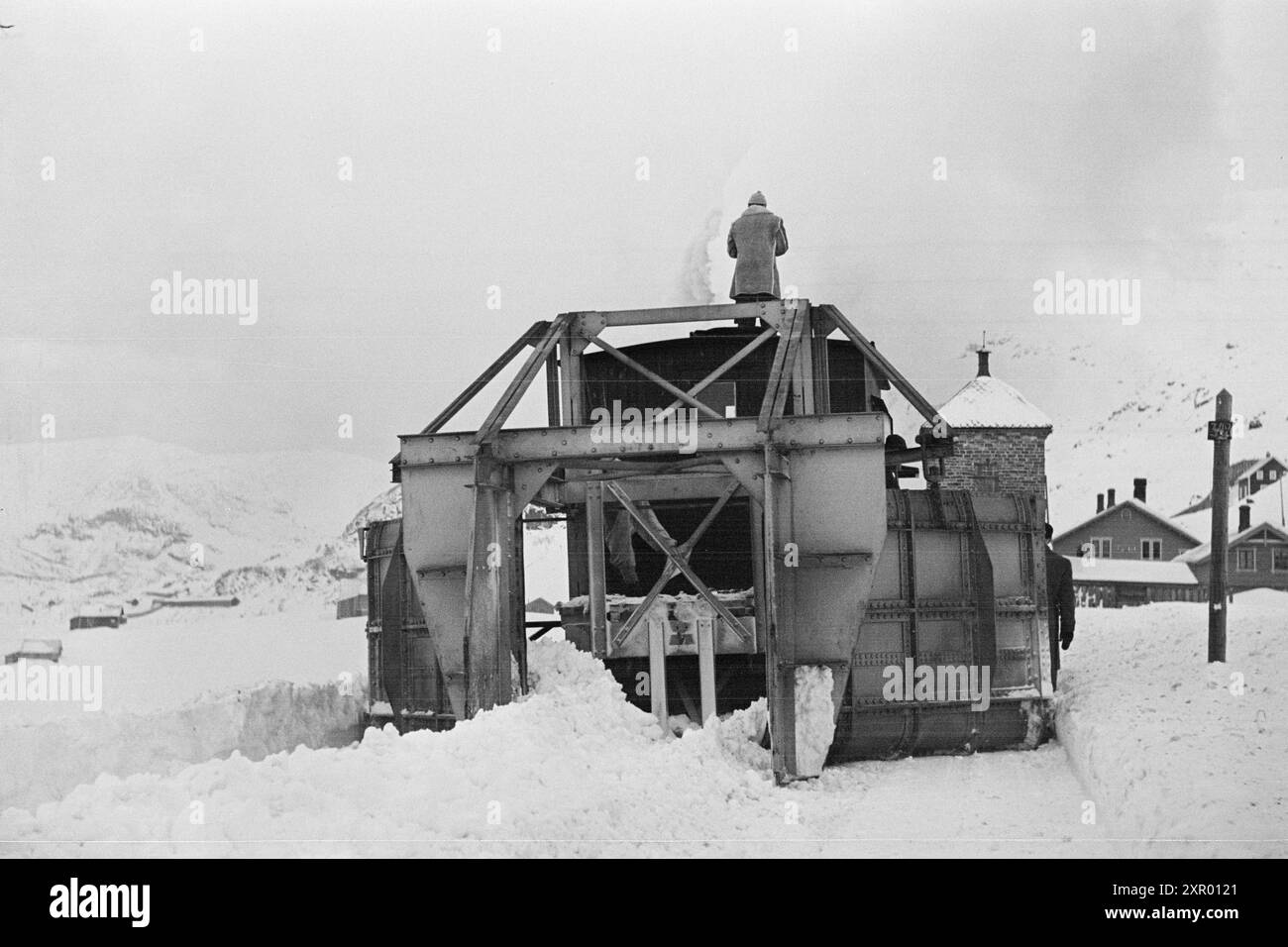 Effettivo 5- 1948: Sgombero della neve sulla ferrovia di Bergen. La ferrovia di Bergen, una delle ferrovie più importanti della Norvegia, raggiunge il suo punto più alto appena ad ovest di Finse, a 1301 metri sul livello del mare. Il vento e la neve all'unisono qui fanno sì che non sia sempre come thateasy tenere aperta questa pista in inverno. Quando lo spazzaneve rotante viene azionato per la prima volta, è il momento di passare allo "scraper". Le ali laterali scavano un profilo più grande. La neve viene spinta al centro, e poi deve ruotare di nuovo. Foto: Sverre A. Børretzen / Aktuell / NTB ***la foto non viene elaborata*** questa ima Foto Stock