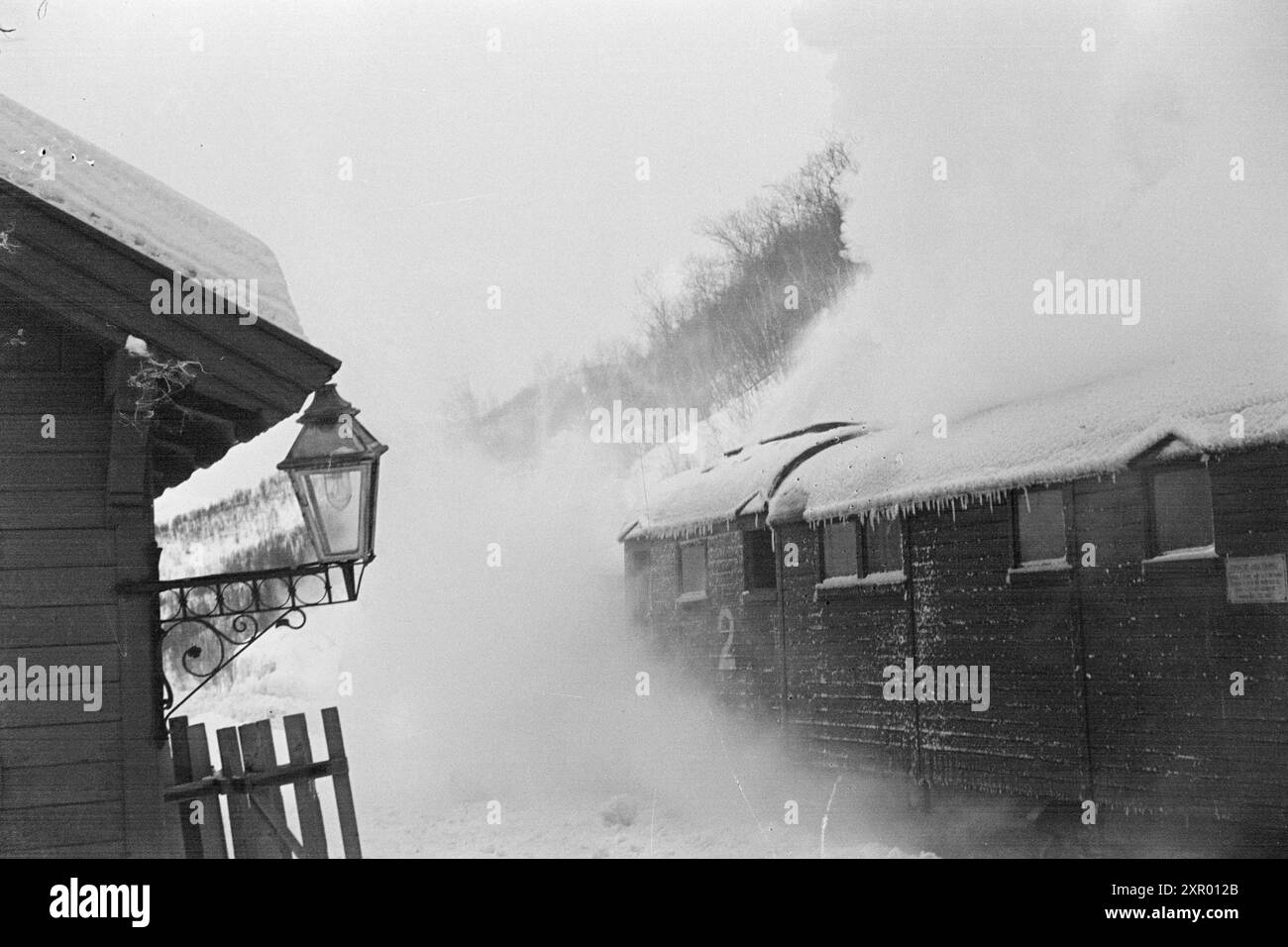 Effettivo 5- 1948: Sgombero della neve sulla ferrovia di Bergen. La ferrovia di Bergen, una delle ferrovie più importanti della Norvegia, raggiunge il suo punto più alto appena ad ovest di Finse, a 1301 metri sul livello del mare. Il vento e la neve all'unisono qui fanno sì che non sia sempre una cosa da tenere aperta questa pista in inverno. Foto: Sverre A. Børretzen / Aktuell / NTB ***la foto non viene elaborata*** questo testo immagine viene tradotto automaticamente questo testo immagine viene tradotto automaticamente questo testo immagine viene tradotto automaticamente Foto Stock