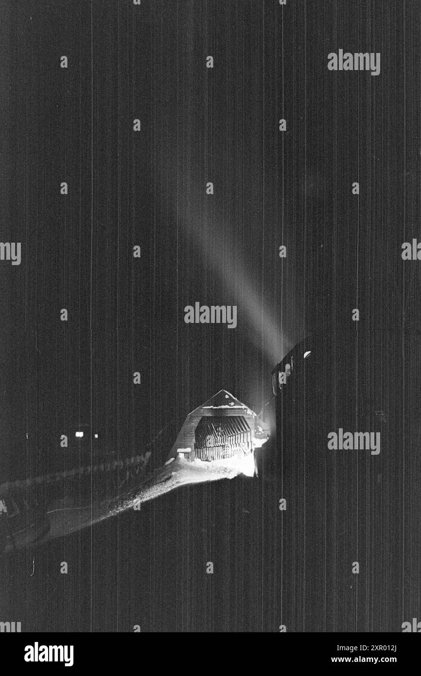 Effettivo 5- 1948: Sgombero della neve sulla ferrovia di Bergen. La ferrovia di Bergen, una delle ferrovie più importanti della Norvegia, raggiunge il suo punto più alto appena ad ovest di Finse, a 1301 metri sul livello del mare. Il vento e la neve all'unisono qui fanno sì che non sia sempre una cosa da tenere aperta questa pista in inverno. Foto: Sverre A. Børretzen / Aktuell / NTB ***la foto non viene elaborata*** questo testo immagine viene tradotto automaticamente questo testo immagine viene tradotto automaticamente questo testo immagine viene tradotto automaticamente Foto Stock