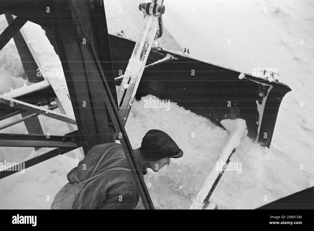 Effettivo 5- 1948: Sgombero della neve sulla ferrovia di Bergen. La ferrovia di Bergen, una delle ferrovie più importanti della Norvegia, raggiunge il suo punto più alto appena ad ovest di Finse, a 1301 metri sul livello del mare. Il vento e la neve all'unisono qui fanno sì che non sia sempre una cosa da tenere aperta questa pista in inverno. Foto: Sverre A. Børretzen / Aktuell / NTB ***la foto non viene elaborata*** questo testo immagine viene tradotto automaticamente questo testo immagine viene tradotto automaticamente questo testo immagine viene tradotto automaticamente Foto Stock