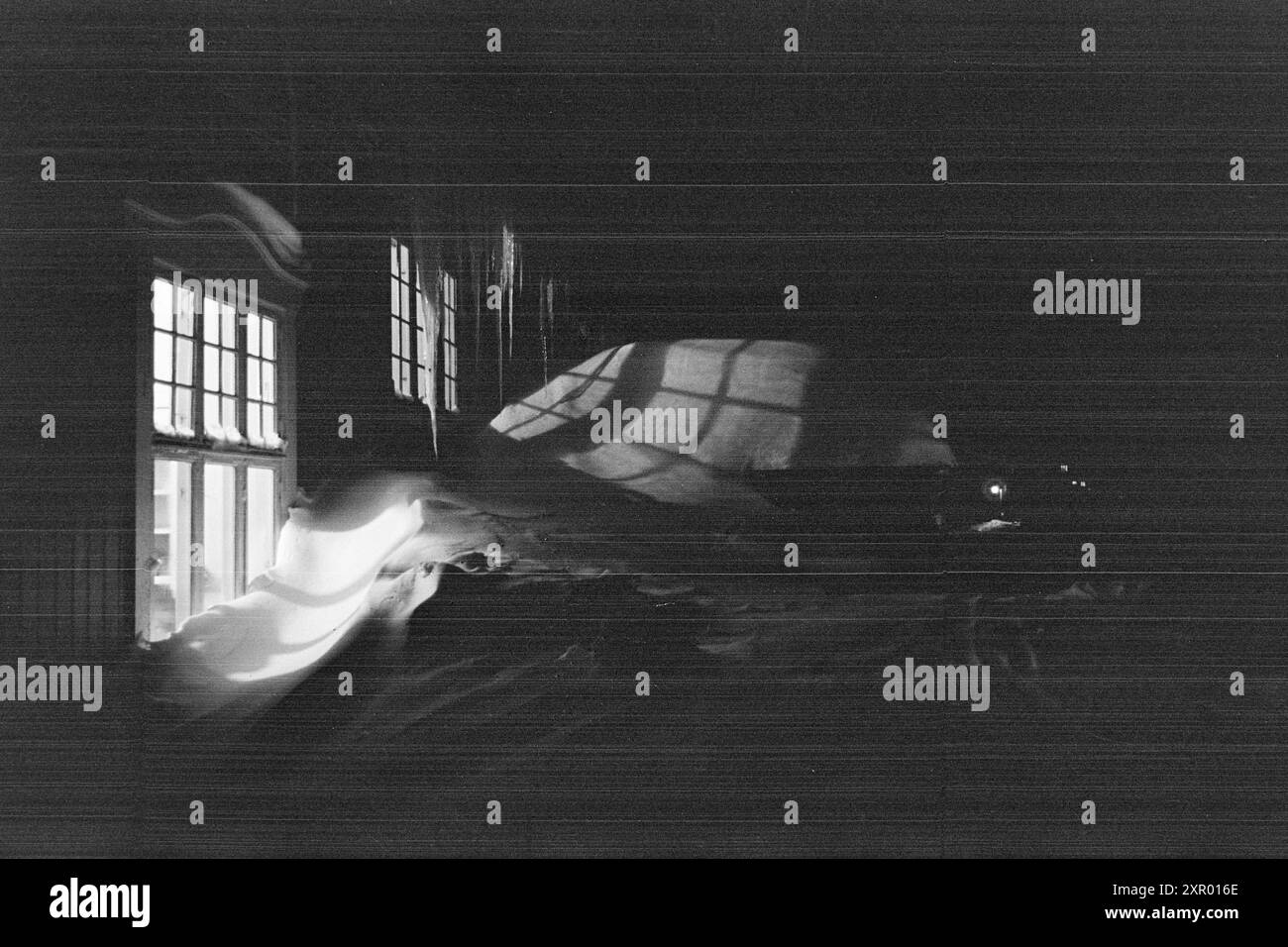 Effettivo 5- 1948: Sgombero della neve sulla ferrovia di Bergen. La ferrovia di Bergen, una delle ferrovie più importanti della Norvegia, raggiunge il suo punto più alto appena ad ovest di Finse, a 1301 metri sul livello del mare. Il vento e la neve all'unisono qui fanno sì che non sia sempre una cosa da tenere aperta questa pista in inverno. In questa foto c'è una speciale atmosfera accogliente con la luce che scorre attraverso le finestre di Finse hotell e i ghiaccioli appesi al soffitto. Ma è indubbiamente il più intimo dentro. Foto: Sverre A. Børretzen / Aktuell / NTB ***la foto non viene elaborata*** questa ima Foto Stock