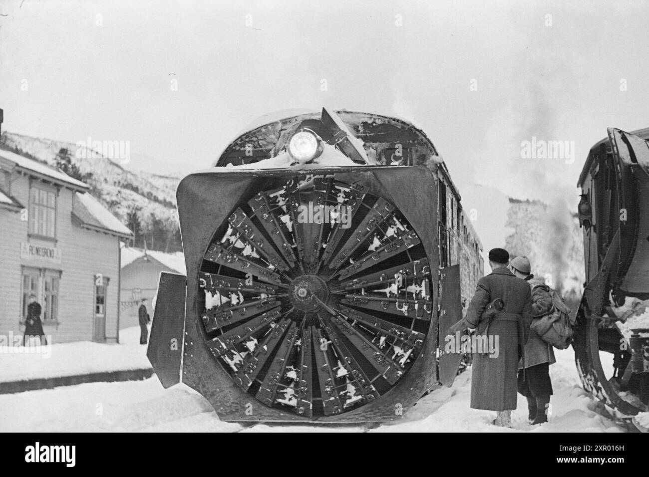 Effettivo 5- 1948: Sgombero della neve sulla ferrovia di Bergen. La ferrovia di Bergen, una delle ferrovie più importanti della Norvegia, raggiunge il suo punto più alto appena ad ovest di Finse, a 1301 metri sul livello del mare. Il vento e la neve all'unisono qui fanno sì che non sia sempre una cosa da tenere aperta questa pista in inverno. L'aratro rotativo della neve è di solito posizionato a finse, e da qui è diretto dove è più utilizzato per esso. I giradischi sono stati installati in diverse stazioni, in cui la rotazione può essere invertita e inviata indietro nello stesso modo in cui è stata effettuata. Foto: Sverre A. Børretzen / Aktuell / NTB ***la foto non lo è Foto Stock