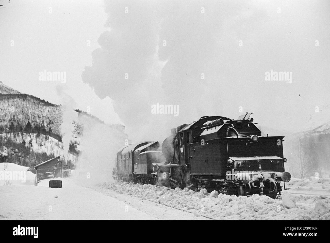 Effettivo 5- 1948: Sgombero della neve sulla ferrovia di Bergen. La ferrovia di Bergen, una delle ferrovie più importanti della Norvegia, raggiunge il suo punto più alto appena ad ovest di Finse, a 1301 metri sul livello del mare. Il vento e la neve all'unisono qui fanno sì che non sia sempre una cosa da tenere aperta questa pista in inverno. Foto: Sverre A. Børretzen / Aktuell / NTB ***la foto non viene elaborata*** questo testo immagine viene tradotto automaticamente questo testo immagine viene tradotto automaticamente questo testo immagine viene tradotto automaticamente Foto Stock