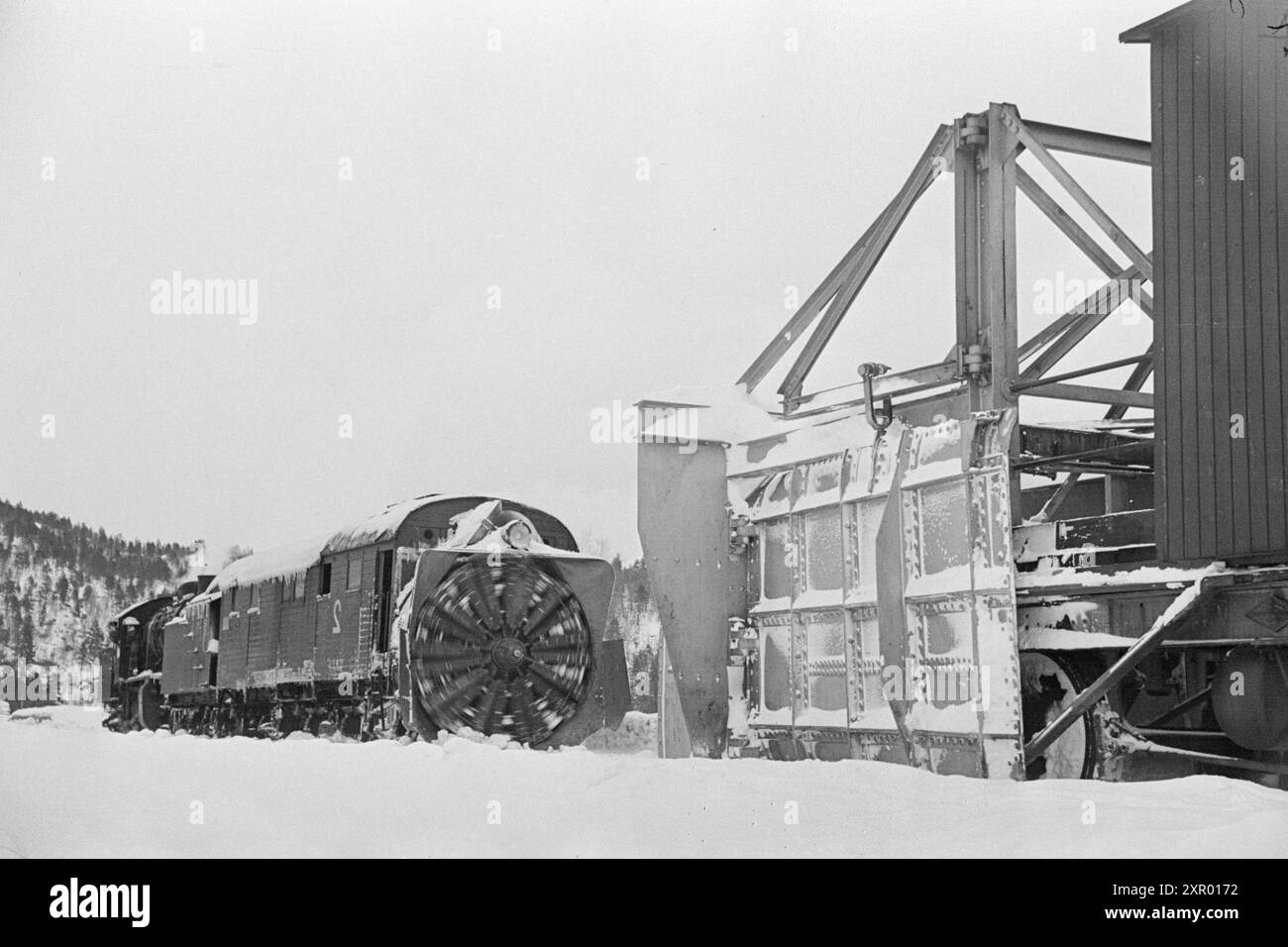 Effettivo 5- 1948: Sgombero della neve sulla ferrovia di Bergen. La ferrovia di Bergen, una delle ferrovie più importanti della Norvegia, raggiunge il suo punto più alto appena ad ovest di Finse, a 1301 metri sul livello del mare. Il vento e la neve all'unisono qui fanno sì che non sia sempre una cosa da tenere aperta questa pista in inverno. L'aratro rotativo della neve è di solito posizionato a finse, e da qui è diretto dove è più utilizzato per esso. I giradischi sono stati installati in diverse stazioni, in cui la rotazione può essere invertita e inviata indietro nello stesso modo in cui è stata effettuata. Foto: Sverre A. Børretzen / Aktuell / NTB ***la foto non lo è Foto Stock