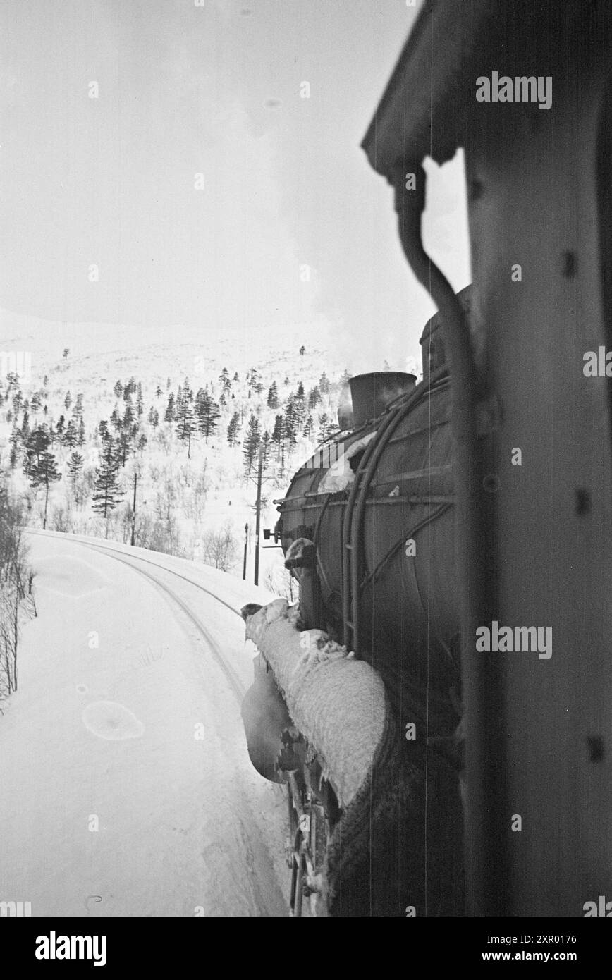 Effettivo 5- 1948: Sgombero della neve sulla ferrovia di Bergen. La ferrovia di Bergen, una delle ferrovie più importanti della Norvegia, raggiunge il suo punto più alto appena ad ovest di Finse, a 1301 metri sul livello del mare. Il vento e la neve all'unisono qui fanno sì che non sia sempre una cosa da tenere aperta questa pista in inverno. Foto: Sverre A. Børretzen / Aktuell / NTB ***la foto non viene elaborata*** questo testo immagine viene tradotto automaticamente questo testo immagine viene tradotto automaticamente questo testo immagine viene tradotto automaticamente Foto Stock