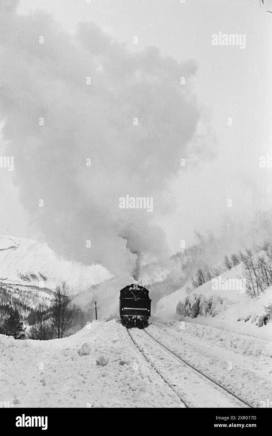 Effettivo 5- 1948: Sgombero della neve sulla ferrovia di Bergen. La ferrovia di Bergen, una delle ferrovie più importanti della Norvegia, raggiunge il suo punto più alto appena ad ovest di Finse, a 1301 metri sul livello del mare. Il vento e la neve all'unisono qui fanno sì che non sia sempre una cosa da tenere aperta questa pista in inverno. Foto: Sverre A. Børretzen / Aktuell / NTB ***la foto non viene elaborata*** questo testo immagine viene tradotto automaticamente questo testo immagine viene tradotto automaticamente questo testo immagine viene tradotto automaticamente Foto Stock