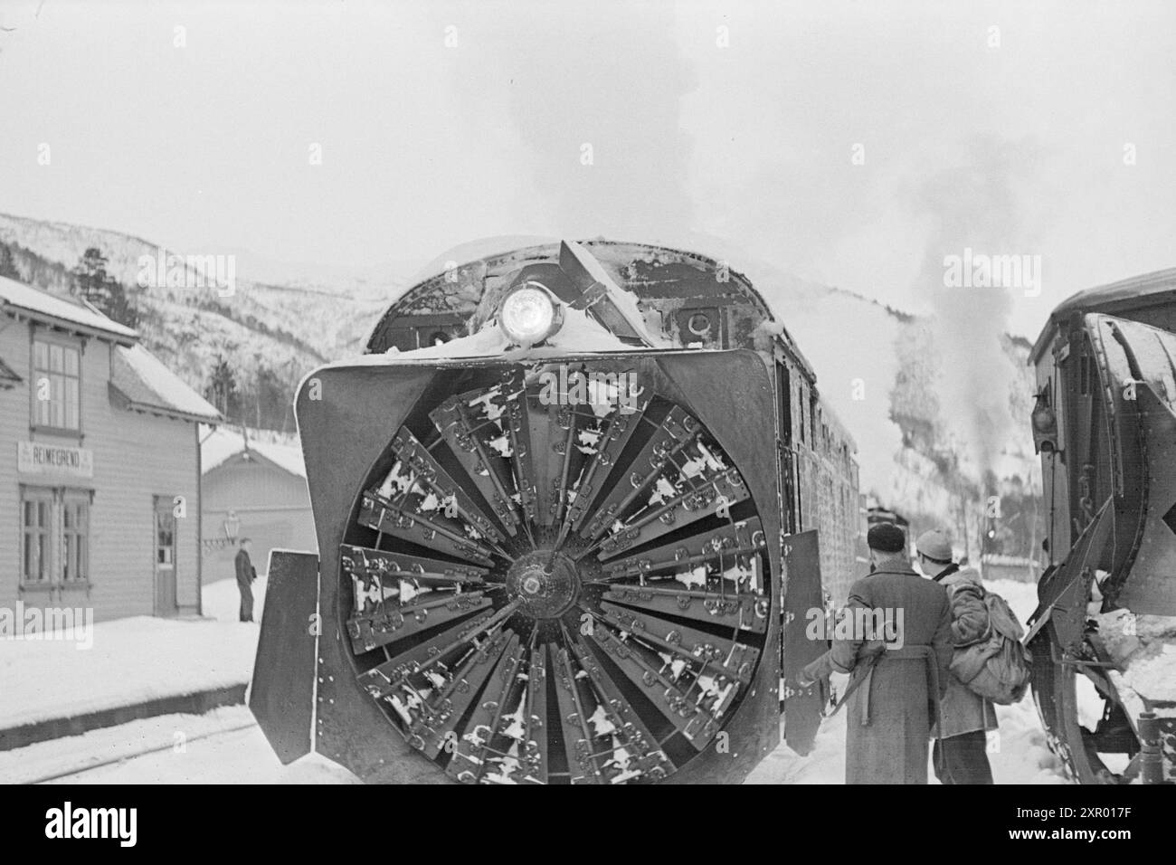 Effettivo 5- 1948: Sgombero della neve sulla ferrovia di Bergen. La ferrovia di Bergen, una delle ferrovie più importanti della Norvegia, raggiunge il suo punto più alto appena ad ovest di Finse, a 1301 metri sul livello del mare. Il vento e la neve all'unisono qui fanno sì che non sia sempre una cosa da tenere aperta questa pista in inverno. L'aratro rotativo della neve è di solito posizionato a finse, e da qui è diretto dove è più utilizzato per esso. I giradischi sono stati installati in diverse stazioni, in cui la rotazione può essere invertita e inviata indietro nello stesso modo in cui è stata effettuata. Foto: Sverre A. Børretzen / Aktuell / NTB ***la foto non lo è Foto Stock