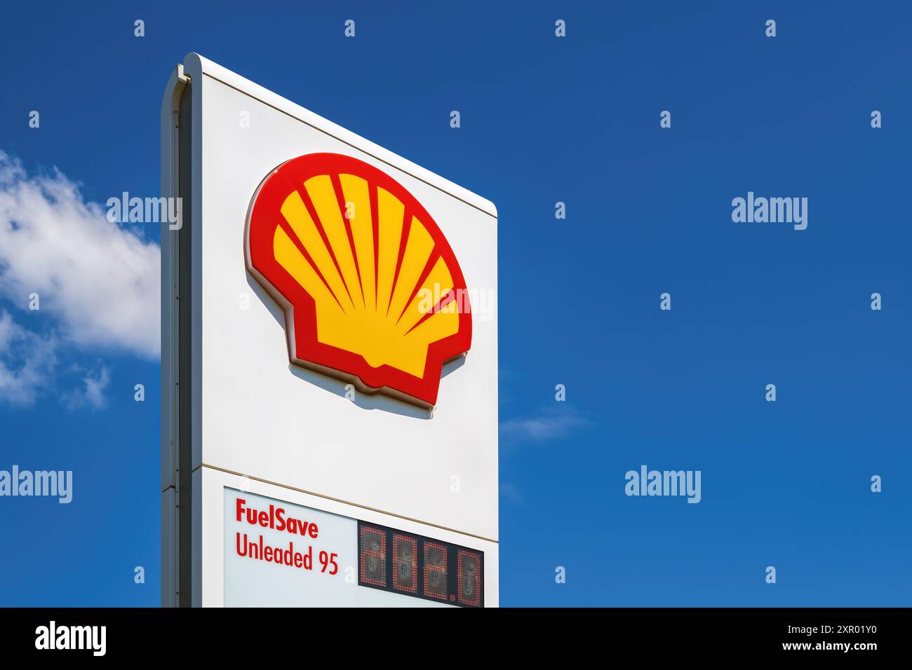 Novi Sad, Serbia - 10 maggio 2024: Logo shell PLC presso la stazione di rifornimento in Serbia. Shell è una multinazionale britannica del petrolio e del gas. Foto Stock