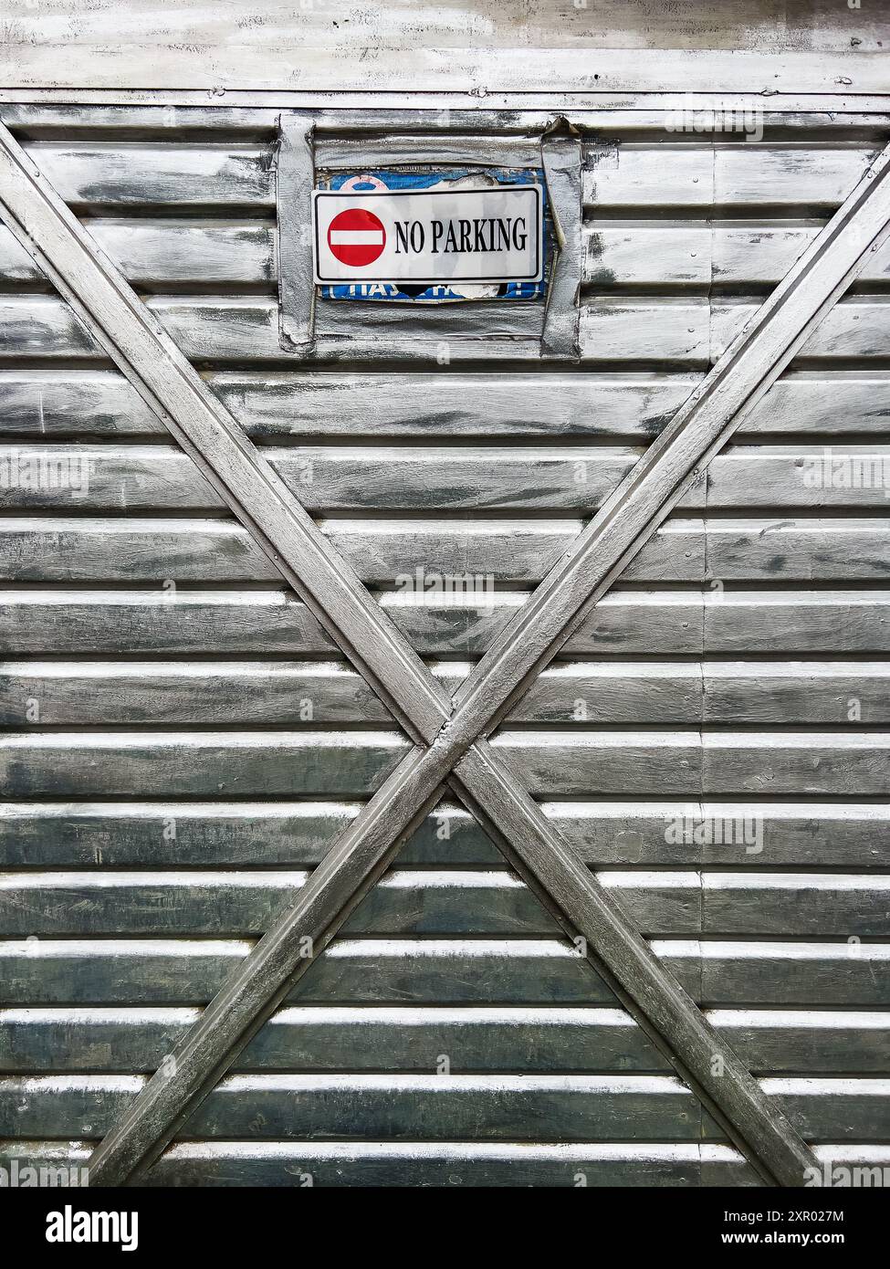 Nessun segnale di parcheggio sulla vecchia porta metallica del garage, immagine verticale Foto Stock