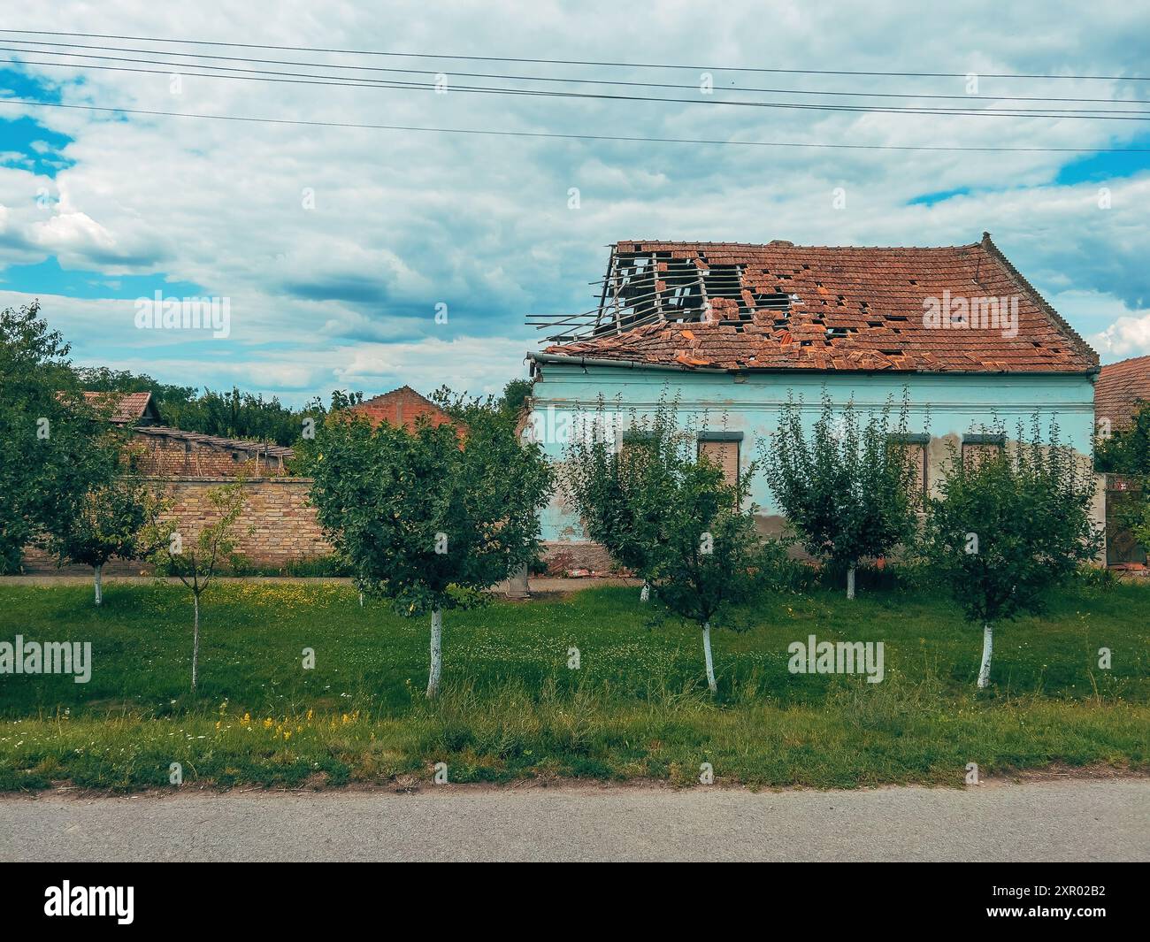Vecchia casa abbandonata e rovinata nelle zone rurali della Vojvodina, Serbia. Messa a fuoco selettiva. Foto Stock