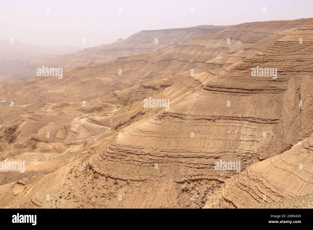 Punto panoramico sull'autostrada 35 in Giordania: La diga di Mujib Moujib sul fiume Wadi Mujib, tra le città di Madaba e Kerak Foto Stock