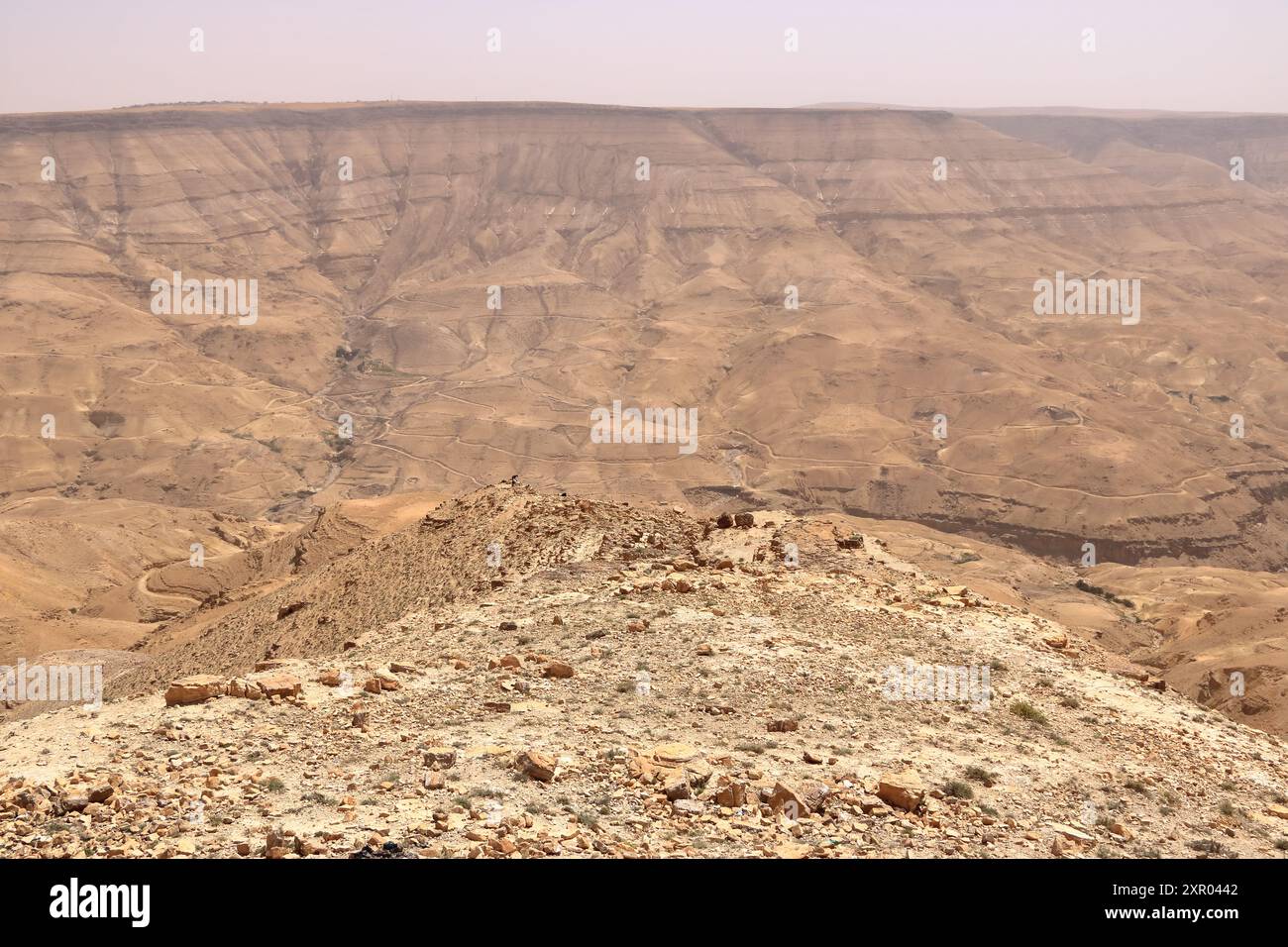 Punto panoramico sull'autostrada 35 in Giordania: La diga di Mujib Moujib sul fiume Wadi Mujib, tra le città di Madaba e Kerak Foto Stock