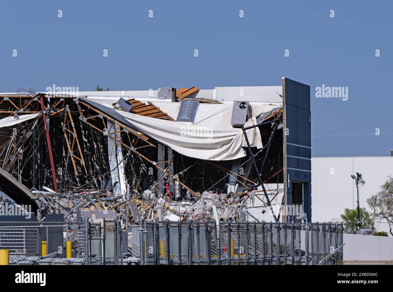 Innovel Logistics 7-27-2024 Phoenix, Arizona danni a un magazzino causati da un temporale estivo il 7-24-24 nella zona ovest di Phoenix Foto Stock