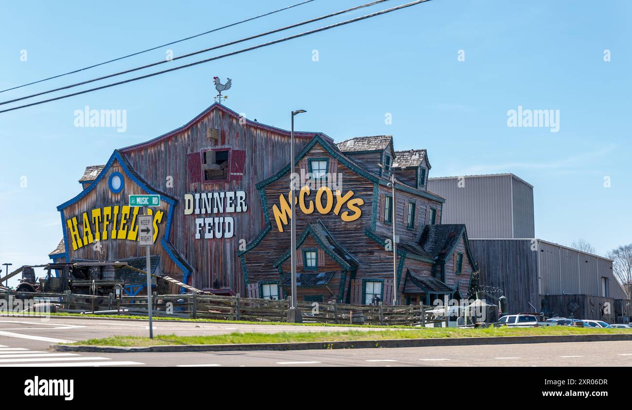 PIGEON FORGE, Tennessee - 12 marzo 2024: The Hatfield and McCoy Dinner feud building, dove si possono cenare e divertirsi per tutte le età. Foto Stock