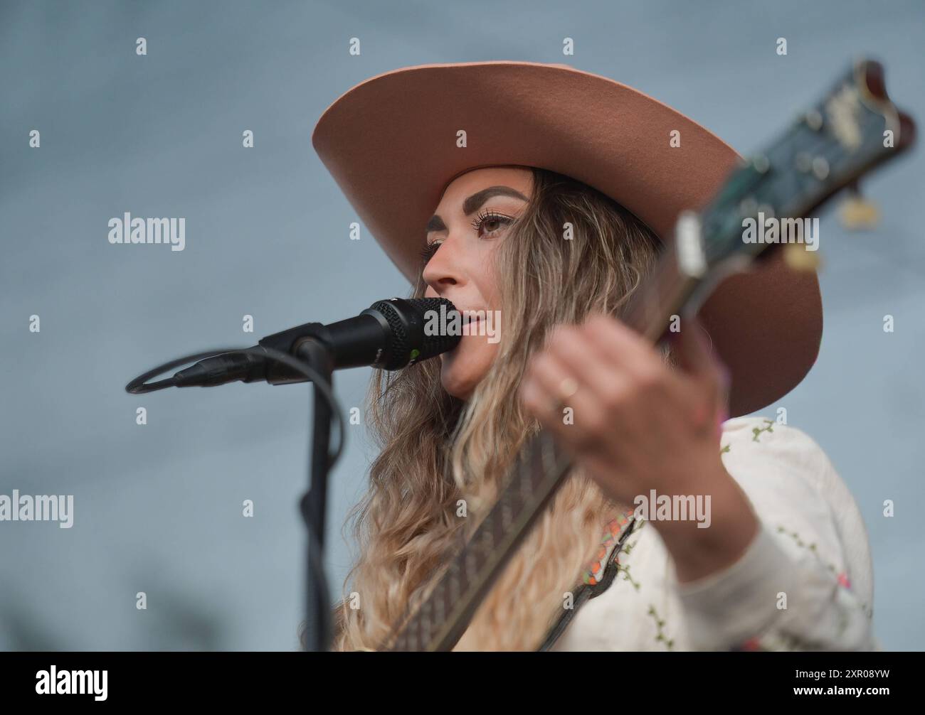 Rockkonzert der Gruppe Cari Cari Stephanie voce, batteria & Didgeridoo e Alexander voce & chitarra Open Air Veranstaltung, auf der Toscana Halbinsel in Gmunden, im Rahmen der Salzkammergut Festwochen Gmunden, AM 03.08.2024. 2024 - Rockkonzert der Gruppe Cari Cari Stephanie voce, batteria & Didgeridoo e Alexander voce & chitarra Open Air Veranstaltung, auf der Toscana Halbinsel in Gmunden, im Rahmen der Salzkammergut Festwochen Gmunden, AM 03.08.2024. *** Concerto rock del gruppo Cari Cari Stephanie voce, batteria Didgeridoo e Alexander voce chitarra come evento open air, sul Tos Foto Stock