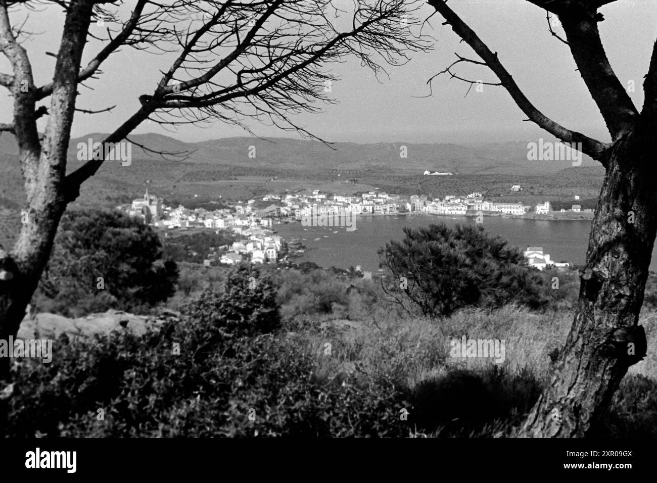 Der Ort Cadaqués liegt am Golf de Roses an den Asläufern der Pyrenäen und ist unter anderem bekannt für Seine gotische Marienkirche und als Anziehungspunkt für einige, vorwiegend surrealistische, Künstler des 20 Jahrhunderts, Costa Brava 1957. La città di Cadaqués si trova sul Golfo delle Rose ai piedi dei Pirenei ed è conosciuta per la sua chiesa gotica di Santa Maria e come centro di attrazione per alcuni artisti, soprattutto surrealisti, del XX secolo, Costa Brava 1957. Foto Stock
