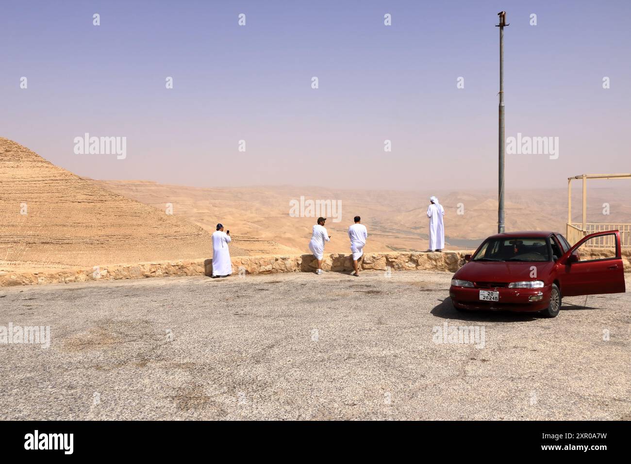 Autostrada 35, Giordania - 11 maggio 2024: Persone al punto panoramico della diga di Mujib Moujib sul fiume Wadi Mujib, tra le città di Madaba e Kerak Foto Stock