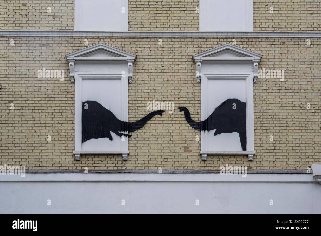 Londra, Regno Unito. 8 agosto 2024. Un'opera d'arte di Banksy raffigurante un paio di elefanti sul lato di un edificio vicino a Chelsea. Nell'ultima settimana, nella capitale sono apparse quotidianamente nuove opere dell'artista con un tema animale. Finora il sentiero comprende una capra di montagna, due elefanti e tre scimmie. Una quarta opera, raffigurante un lupo ulululante dipinto su una parabola satellitare a Peckham, è già stata rubata poco dopo essere stata rivelata oggi. Crediti: Stephen Chung / Alamy Live News Foto Stock