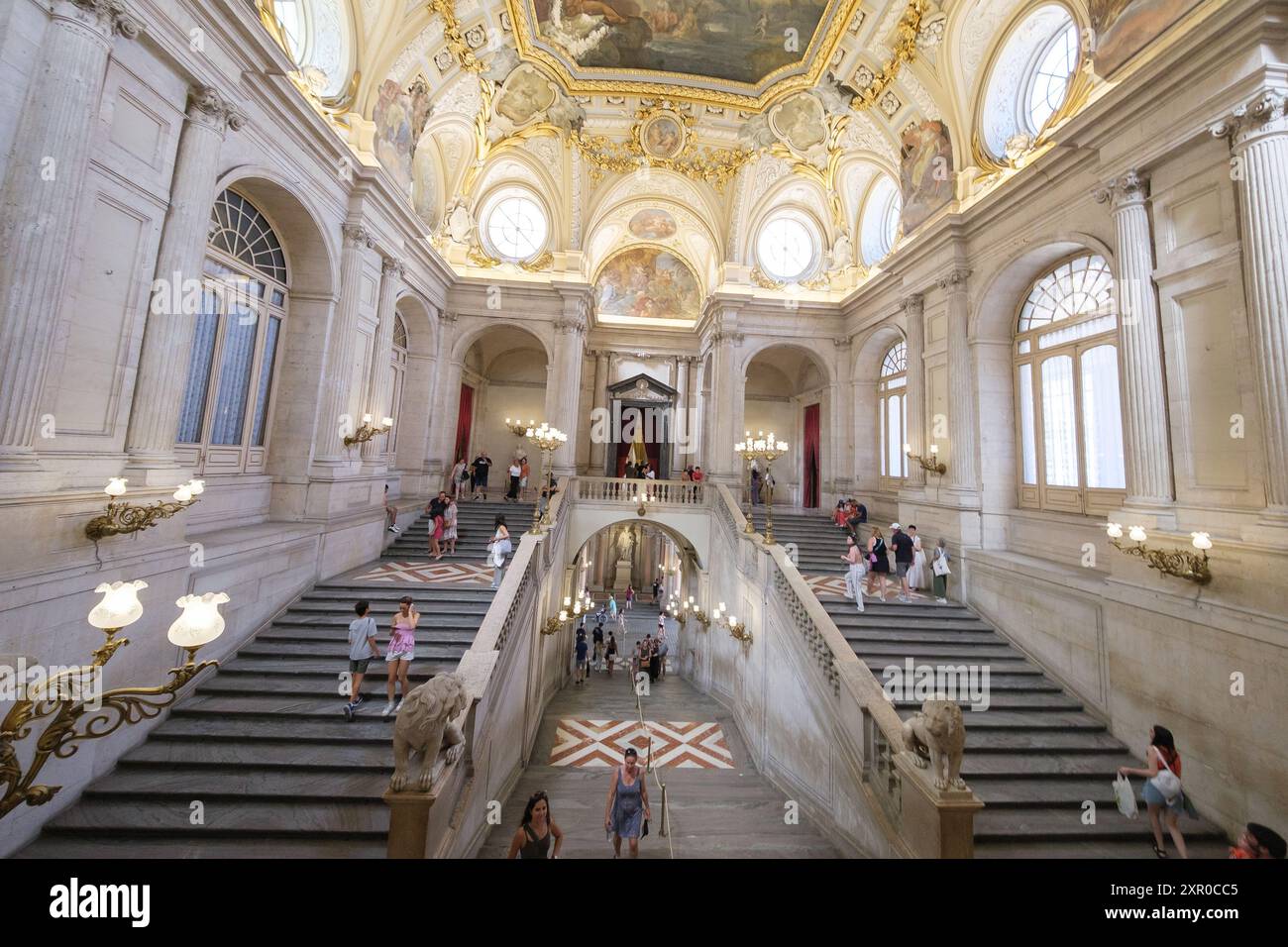 Vista interna del Palazzo reale di Madrid, in stile barocco, dal 1750, a Madrid, 8 agosto, 2024, Spagna Foto Stock