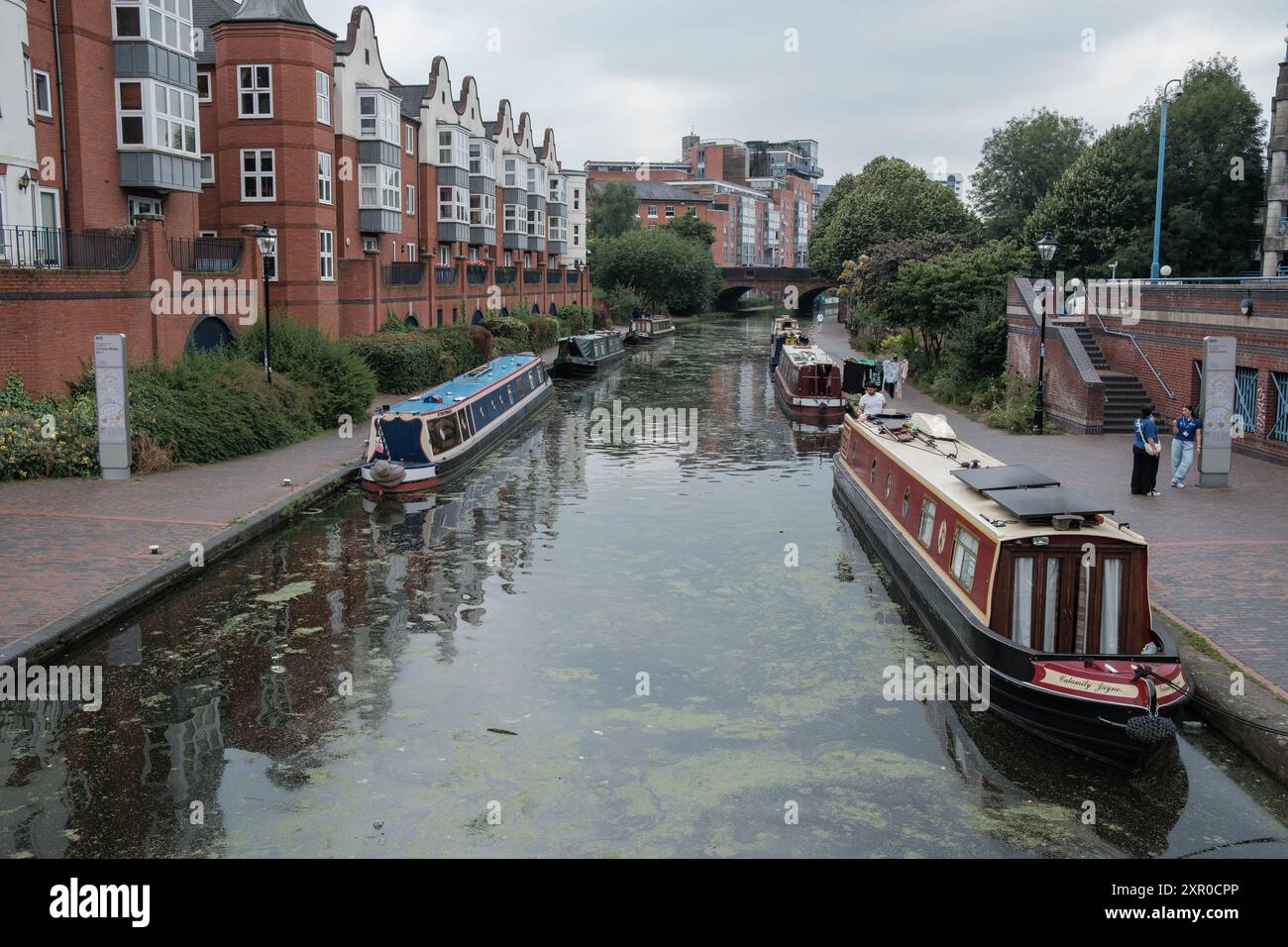 Veduta del gas Street Basin di Birmingham, una rete di canali del 1773 costruita per uso industriale, a Birmingham, 7 agosto 2024, Regno Unito Foto Stock