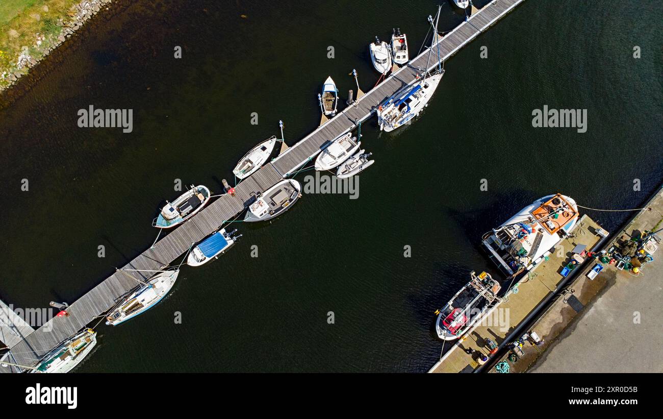 Helmsdale Sutherland Scotland il porto e una linea di barche ormeggiate Foto Stock