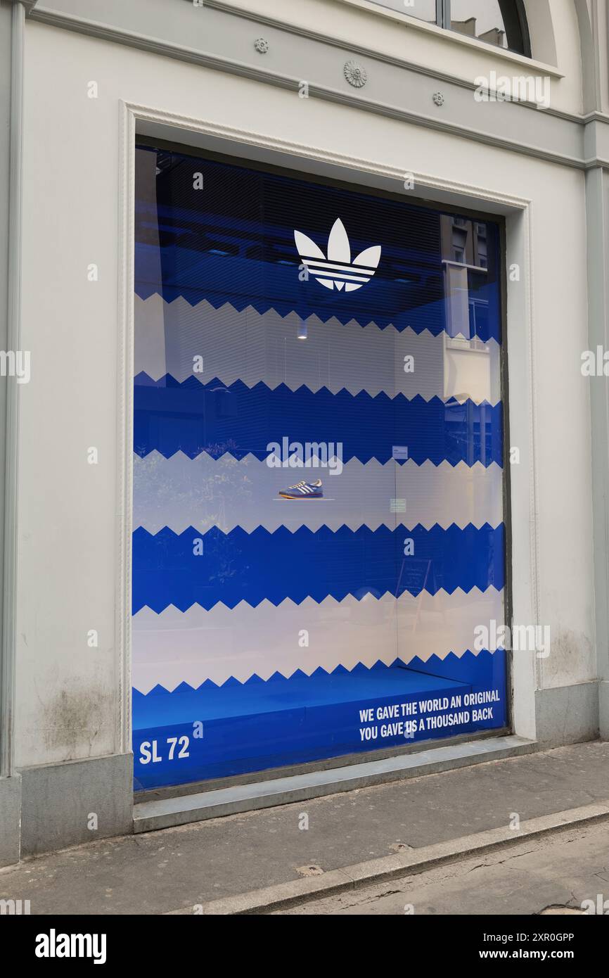 Flagship store di adidas originals a milano hot sale