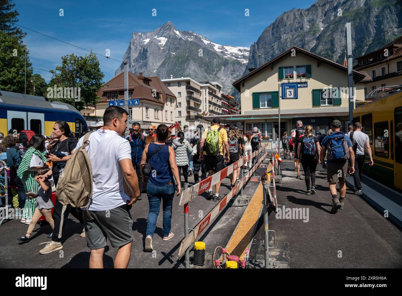 Grindelwald, Svizzera - 25 luglio 2024: Stazione ferroviaria di Grindelwald molto affollata e affollata con un sacco di turisti in estate Foto Stock