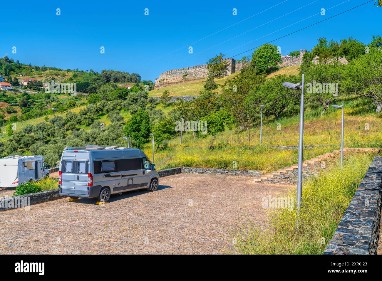 Parcheggio camper e camper Parque de autocaravanas vicino al castello di Braganca in Portogallo a nord-est del paese Foto Stock