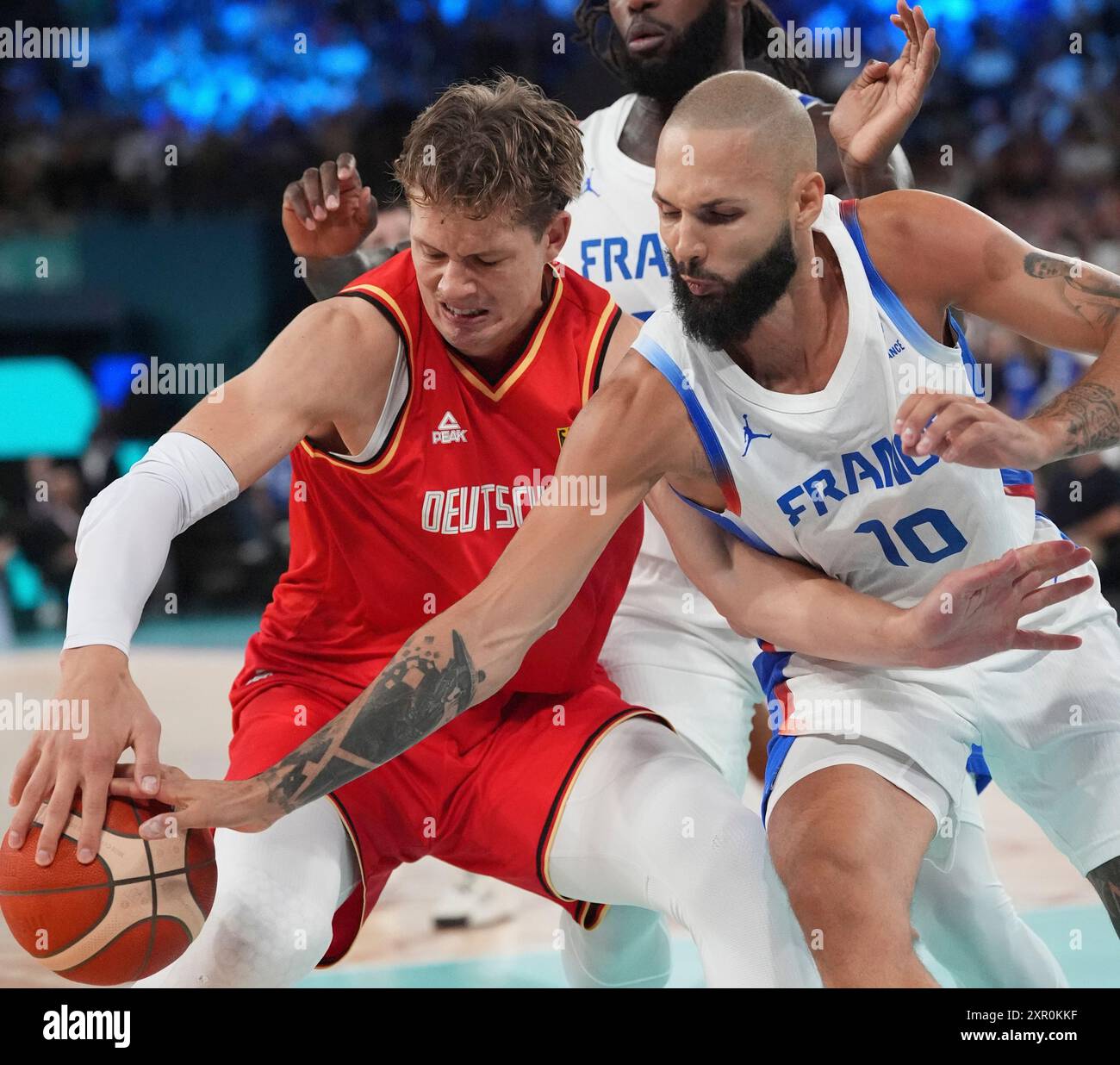 Parigi, Francia. 8 agosto 2024. Il francese Evan Fournier (10) combatte per la palla libera con il tedesco Andreas Obst (L) nella semifinale di basket maschile alle Olimpiadi di Parigi 2024 alla Bercy Arena di Parigi, Francia, giovedì 8 agosto 2024. Foto di Richard Ellis/UPI credito: UPI/Alamy Live News Foto Stock