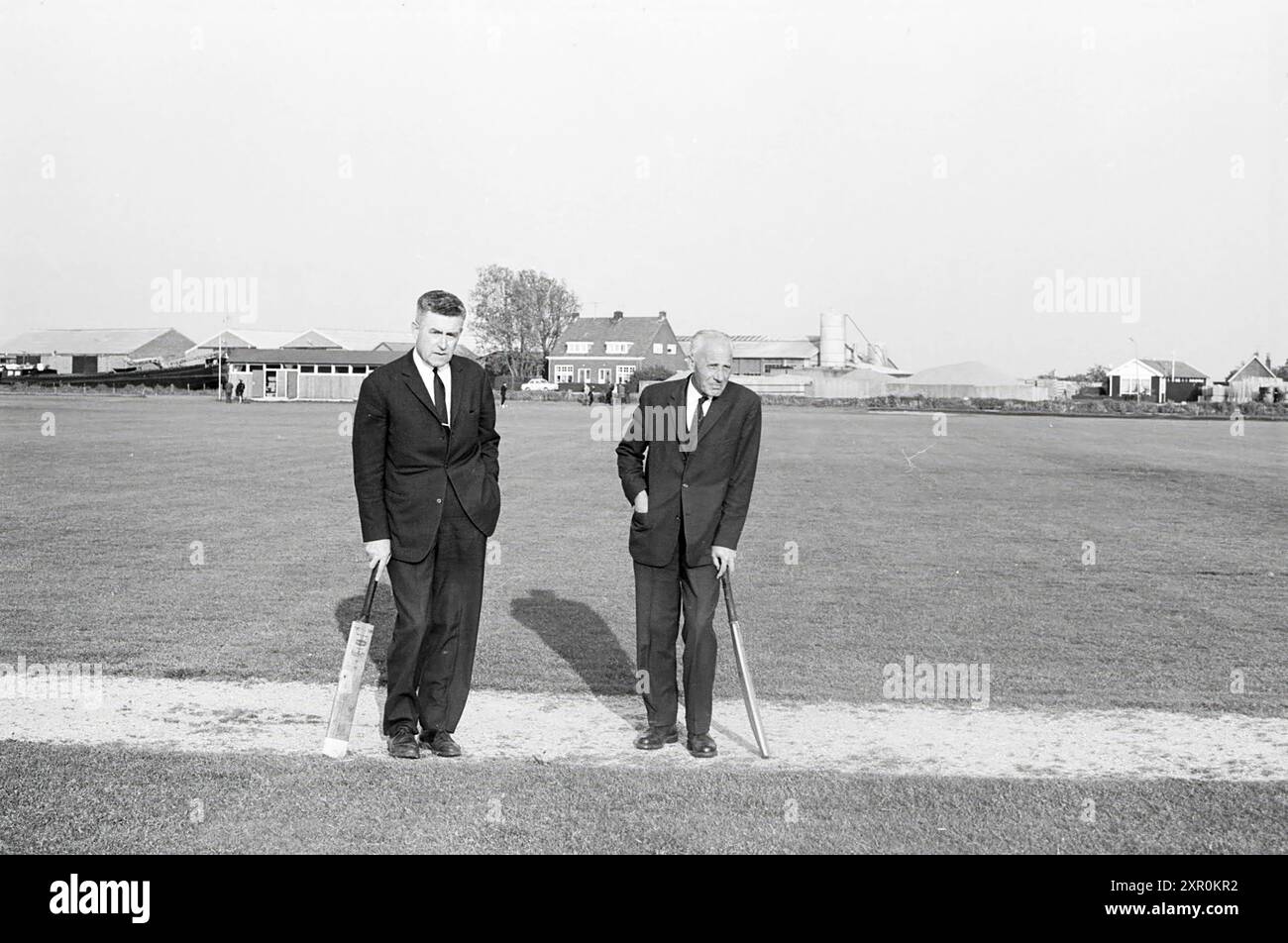 Cricket Association Dissolved, Cricket, 26-05-1965, Whizgle Dutch News: Historic Images Tailored for the Future. Esplora il passato dei Paesi Bassi con prospettive moderne attraverso le immagini delle agenzie olandesi. Colmare gli eventi di ieri con gli approfondimenti di domani. Intraprendi un viaggio senza tempo con storie che plasmano il nostro futuro. Foto Stock