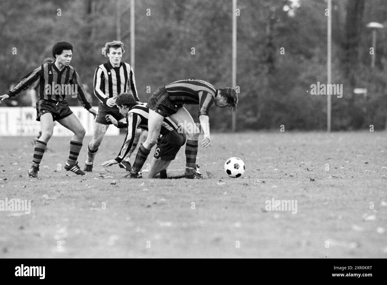 Calcio dilettante, nella regione di Haarlem, entrambe le squadre hanno camicia a righe e pantaloni scuri., 25-10-1981, Whizgle Dutch News: Immagini storiche su misura per il futuro. Esplora il passato dei Paesi Bassi con prospettive moderne attraverso le immagini delle agenzie olandesi. Colmare gli eventi di ieri con gli approfondimenti di domani. Intraprendi un viaggio senza tempo con storie che plasmano il nostro futuro. Foto Stock