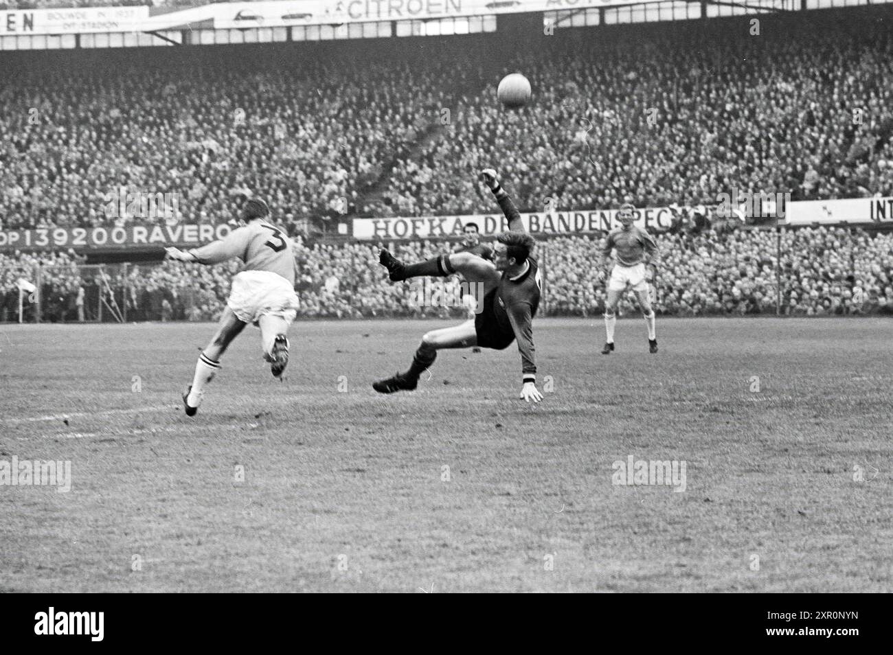 Calcio: Partita internazionale Paesi Bassi - Belgio (3-1) nello stadio Feyenoord con 65.000 spettatori. È stata la 100a partita internazionale tra i due paesi., Rotterdam, 17-04-1966, Whizgle Dutch News: Immagini storiche su misura per il futuro. Esplora il passato dei Paesi Bassi con prospettive moderne attraverso le immagini delle agenzie olandesi. Colmare gli eventi di ieri con gli approfondimenti di domani. Intraprendi un viaggio senza tempo con storie che plasmano il nostro futuro. Foto Stock