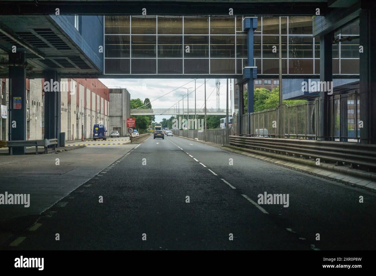 La strada A8011 che passa sotto il centro, Cumbernauld New Town nel North Lanarkshire, Scozia. Foto Stock