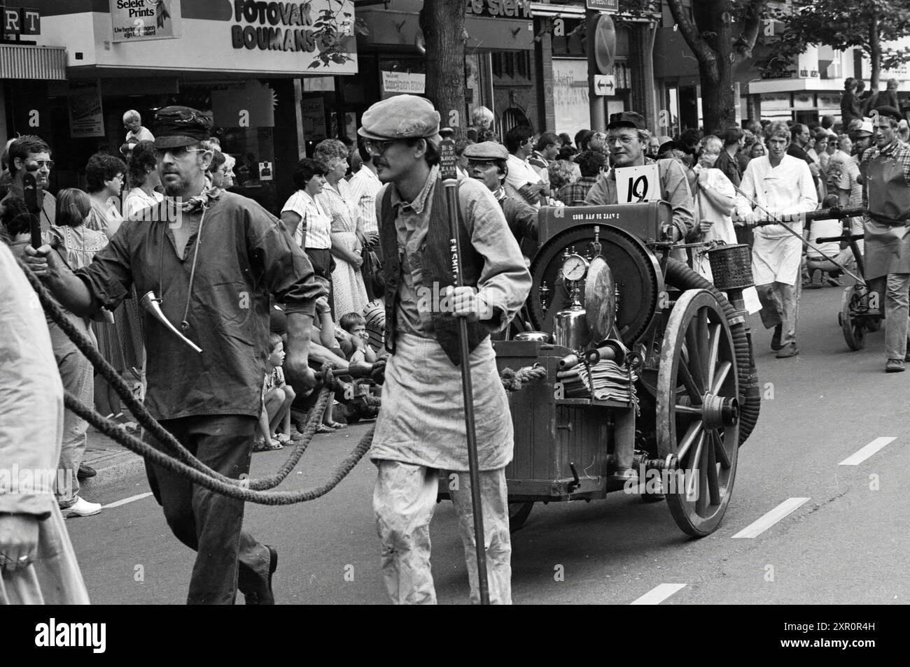 Parata di vigili del fuoco, Beverwijk, vigili del fuoco, Beverwijk, The Netherlands, 06-08-1982, Whizgle Dutch News: immagini storiche su misura per il futuro. Esplora il passato dei Paesi Bassi con prospettive moderne attraverso le immagini delle agenzie olandesi. Colmare gli eventi di ieri con gli approfondimenti di domani. Intraprendi un viaggio senza tempo con storie che plasmano il nostro futuro. Foto Stock