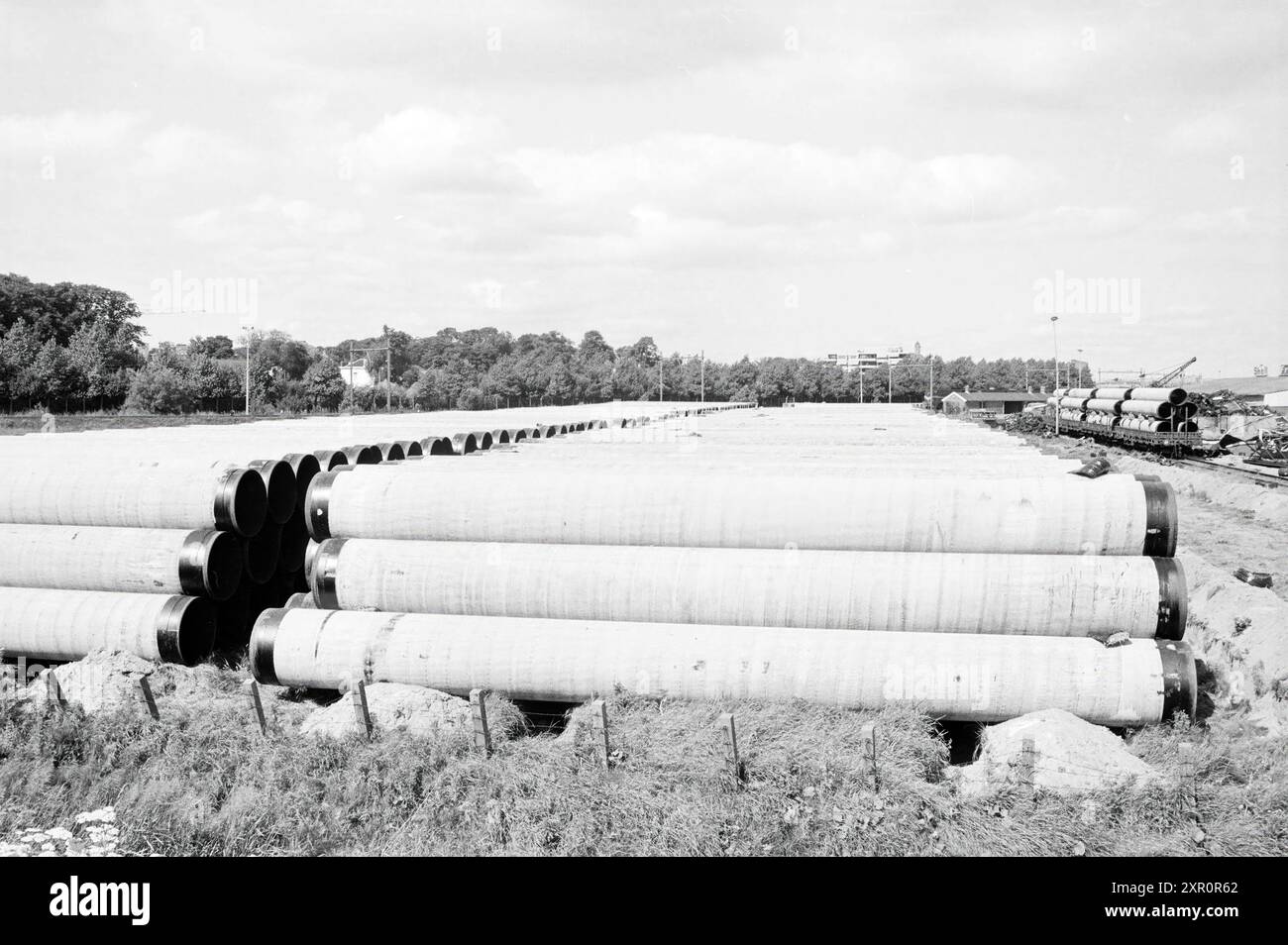 Pipe alla stazione di Beverwijk, posa di pipe, 13-07-1971, Whizgle Dutch News: Immagini storiche su misura per il futuro. Esplora il passato dei Paesi Bassi con prospettive moderne attraverso le immagini delle agenzie olandesi. Colmare gli eventi di ieri con gli approfondimenti di domani. Intraprendi un viaggio senza tempo con storie che plasmano il nostro futuro. Foto Stock