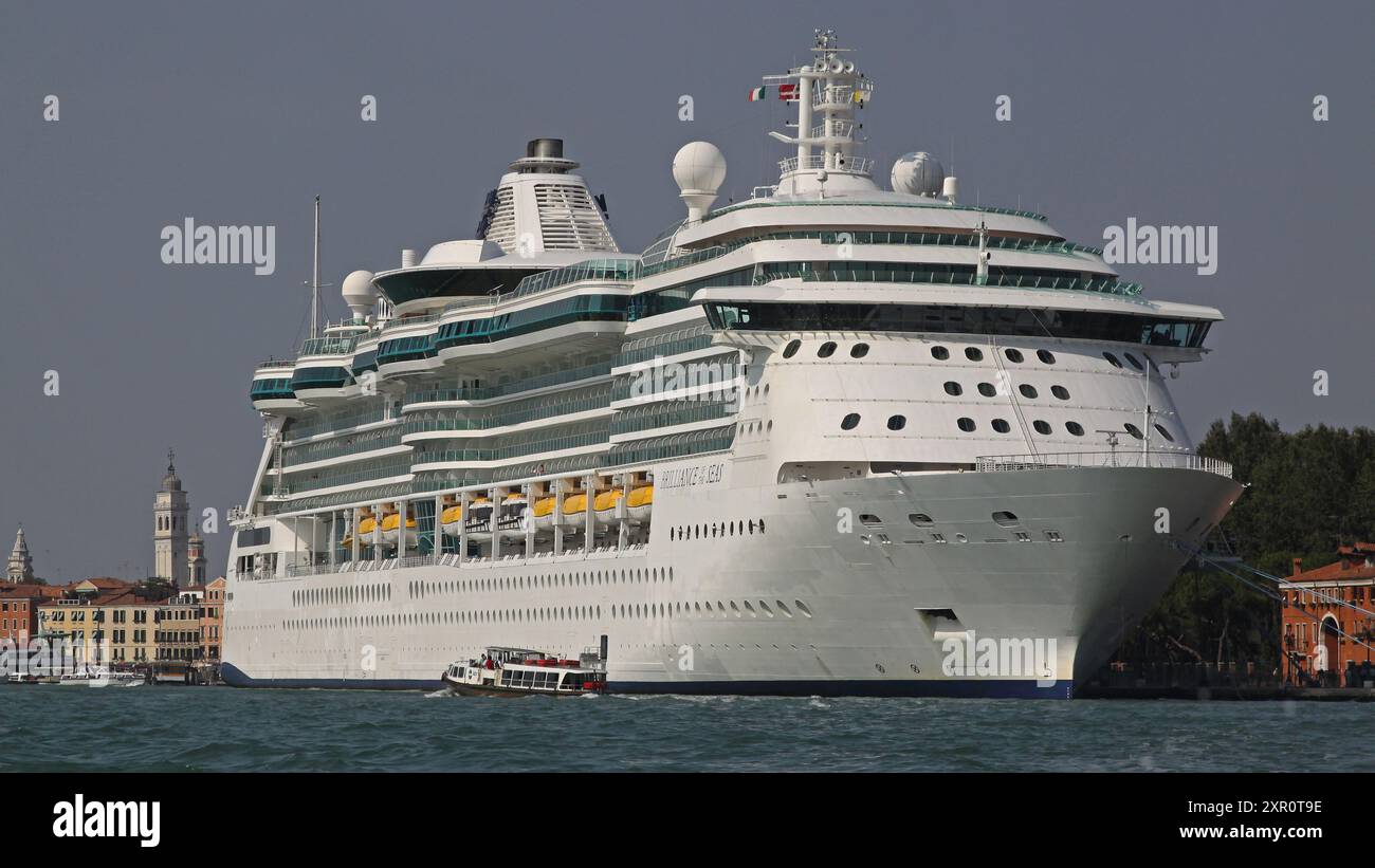 Venezia, Italia - 25 settembre 2009: Grande nave da crociera Brilliance of the Seas Royal Caribbean Radiance Class ormeggiata nel giorno d'autunno sul lungomare della città vecchia. Foto Stock