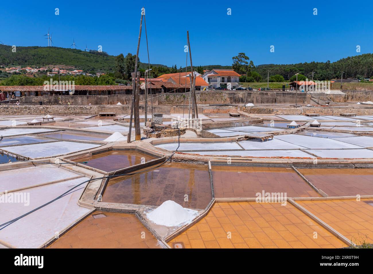 Rio Maior, Portogallo: 7 luglio 2024: Fonte da Bica Salt Flats, alias Salinas de Rio Maior, sistema di compartimenti d'acqua poco profondi e grondaie per sale extra Foto Stock