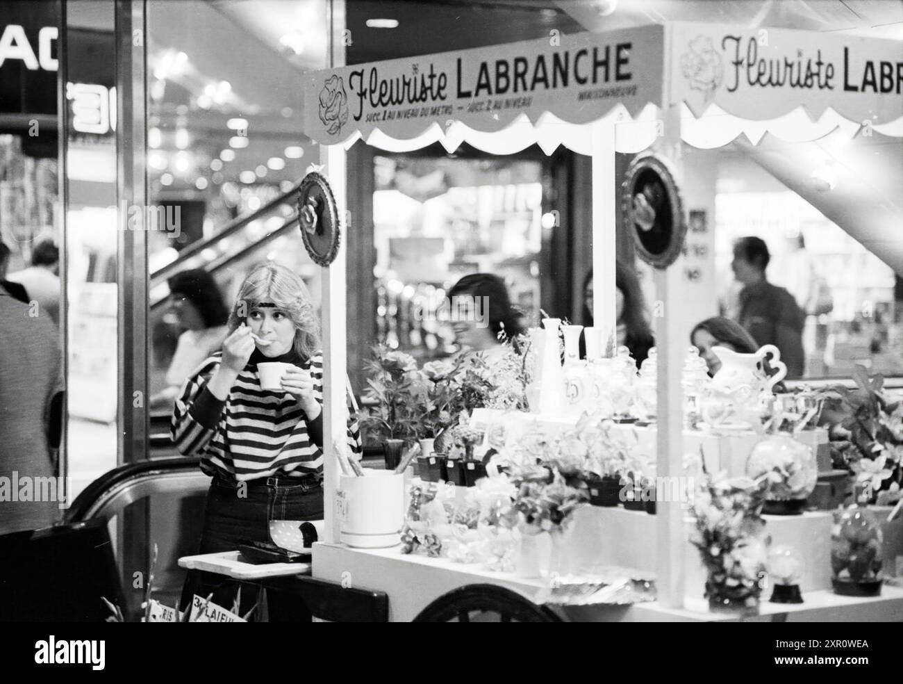 Montreal: Centro commerciale sotterraneo, Canada, negozi e chioschi, Montreal, Canada, 00-02-1982, Whizgle Dutch News: immagini storiche su misura per il futuro. Esplora il passato dei Paesi Bassi con prospettive moderne attraverso le immagini delle agenzie olandesi. Colmare gli eventi di ieri con gli approfondimenti di domani. Intraprendi un viaggio senza tempo con storie che plasmano il nostro futuro. Foto Stock