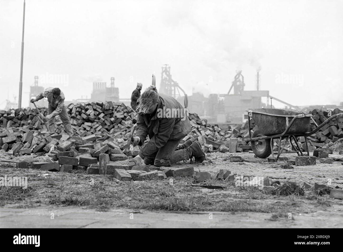 Costruzione della strada a blocco intermedio, IJmuiden, IJmuiden, Paesi Bassi, 26-03-1992, Whizgle Dutch News: immagini storiche su misura per il futuro. Esplora il passato dei Paesi Bassi con prospettive moderne attraverso le immagini delle agenzie olandesi. Colmare gli eventi di ieri con gli approfondimenti di domani. Intraprendi un viaggio senza tempo con storie che plasmano il nostro futuro. Foto Stock