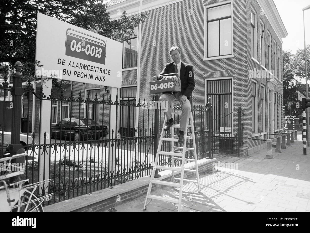 Direttore Tesselaar del 06-0013, centro di emergenza in caso di guasto, su una scala di fronte al suo edificio a Kennemerplein 2, Haarlem, Kennemerplein, Paesi Bassi, 17-05-1992, Whizgle Dutch News: immagini storiche su misura per il futuro. Esplora il passato dei Paesi Bassi con prospettive moderne attraverso le immagini delle agenzie olandesi. Colmare gli eventi di ieri con gli approfondimenti di domani. Intraprendi un viaggio senza tempo con storie che plasmano il nostro futuro. Foto Stock