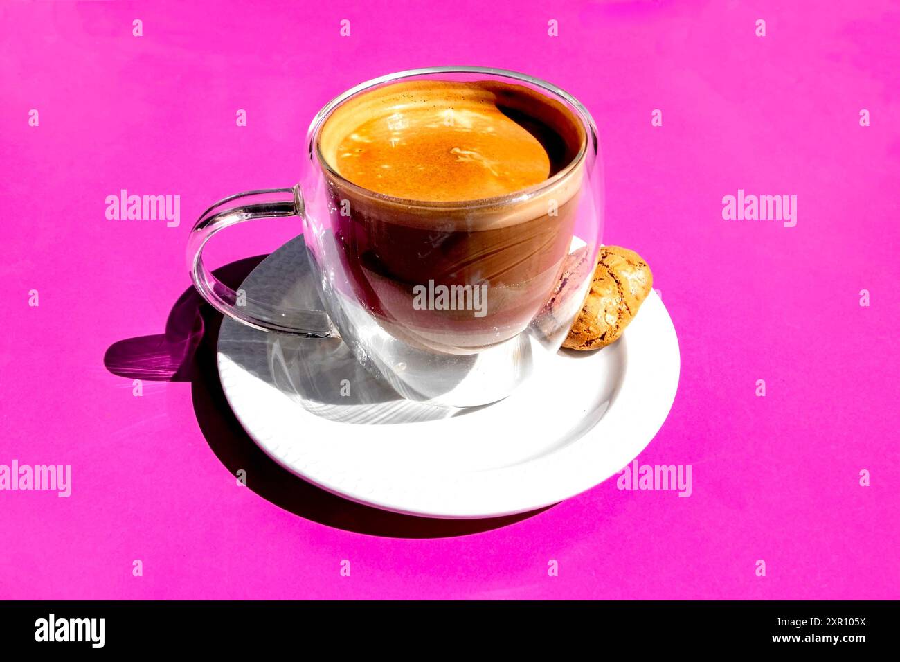 Caffè e biscotti nel caffè francese STILL Life France su sfondo rosa Foto Stock