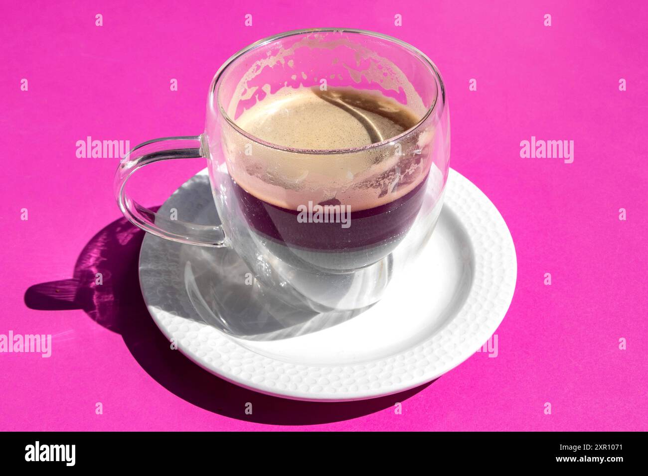 Caffè nero nel caffè francese STILL Life France su sfondo rosa Foto Stock