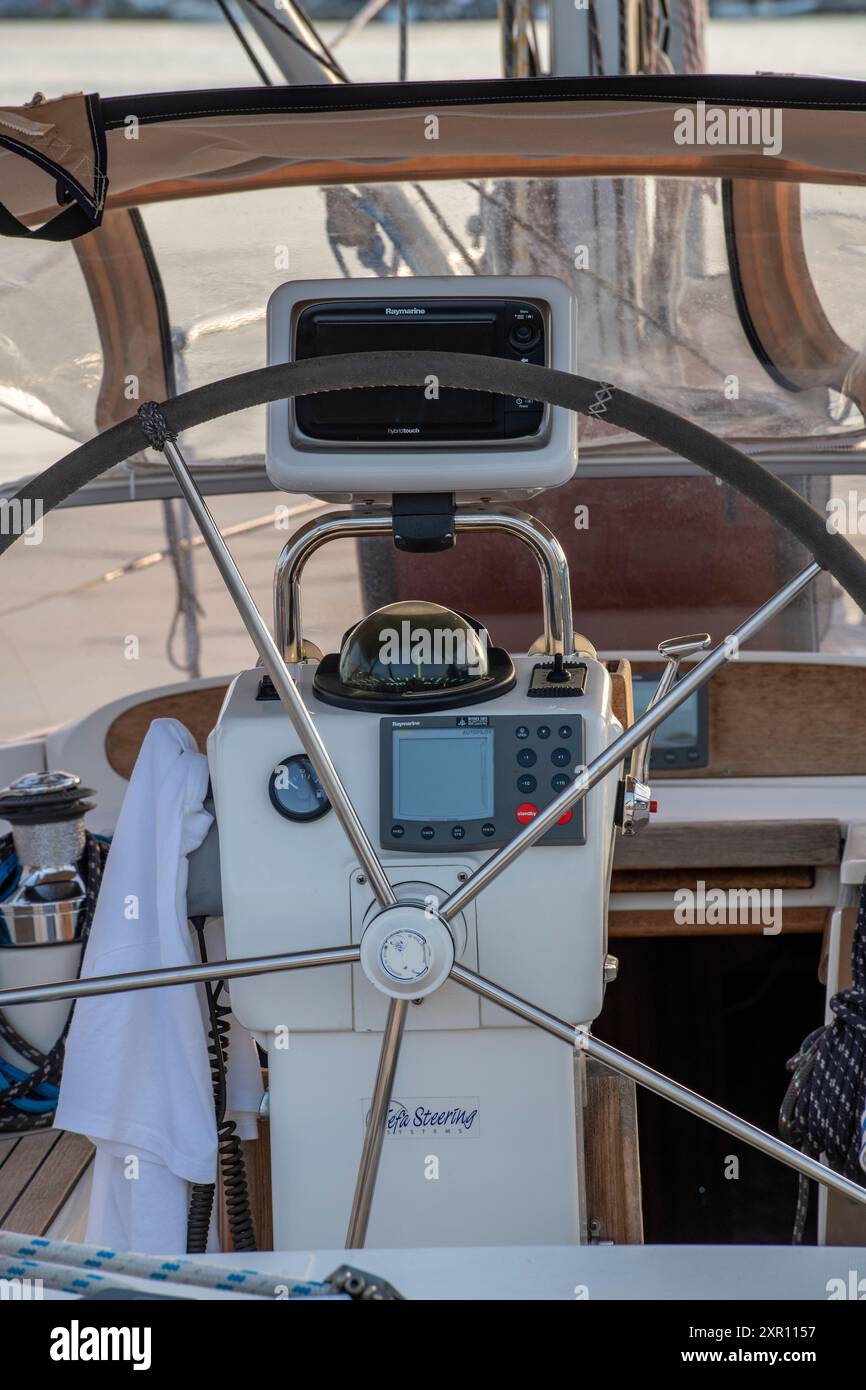 timone di uno yacht di lusso in primo piano Foto Stock