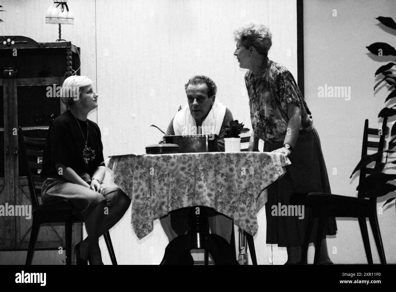 Theater Masquerade, The Angel, 07-02-1992, Whizgle Dutch News: Immagini storiche su misura per il futuro. Esplora il passato dei Paesi Bassi con prospettive moderne attraverso le immagini delle agenzie olandesi. Colmare gli eventi di ieri con gli approfondimenti di domani. Intraprendi un viaggio senza tempo con storie che plasmano il nostro futuro. Foto Stock