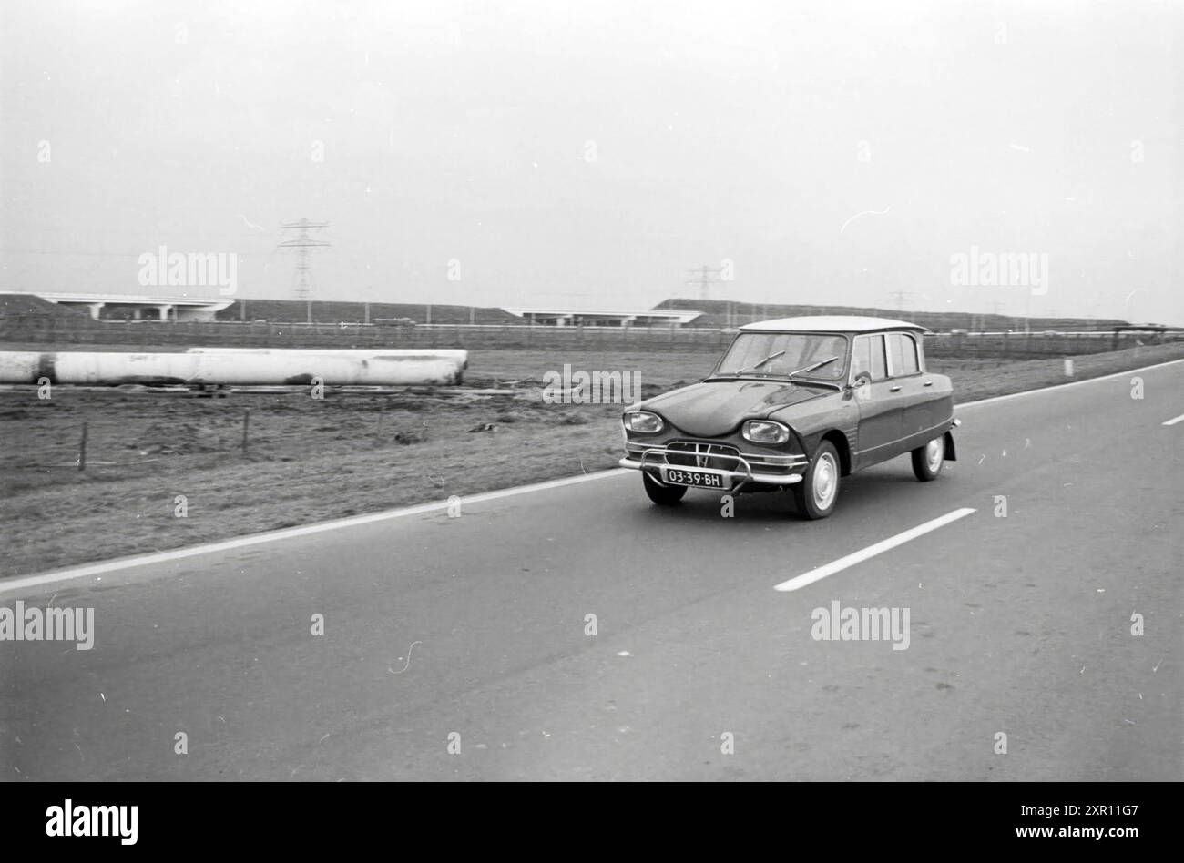 Posa di tubi. Sullo sfondo le torri di ventilazione del tunnel Velsertunnel., Whizgle Dutch News: Immagini storiche su misura per il futuro. Esplora il passato dei Paesi Bassi con prospettive moderne attraverso le immagini delle agenzie olandesi. Colmare gli eventi di ieri con gli approfondimenti di domani. Intraprendi un viaggio senza tempo con storie che plasmano il nostro futuro. Foto Stock