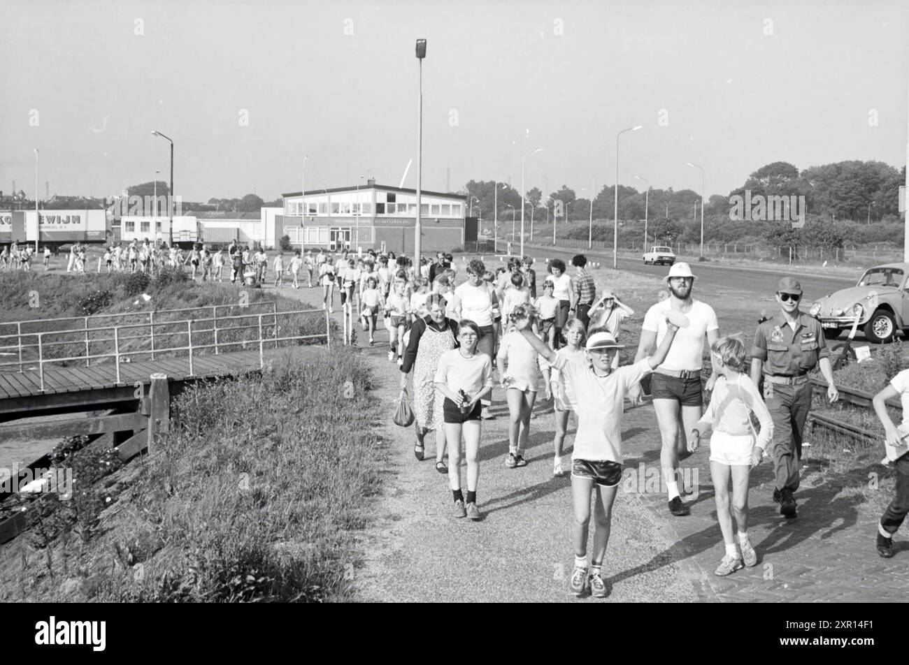 Bambini e adulti in una zona portuale, 08-06-1982, Whizgle Dutch News: Immagini storiche su misura per il futuro. Esplora il passato dei Paesi Bassi con prospettive moderne attraverso le immagini delle agenzie olandesi. Colmare gli eventi di ieri con gli approfondimenti di domani. Intraprendi un viaggio senza tempo con storie che plasmano il nostro futuro. Foto Stock