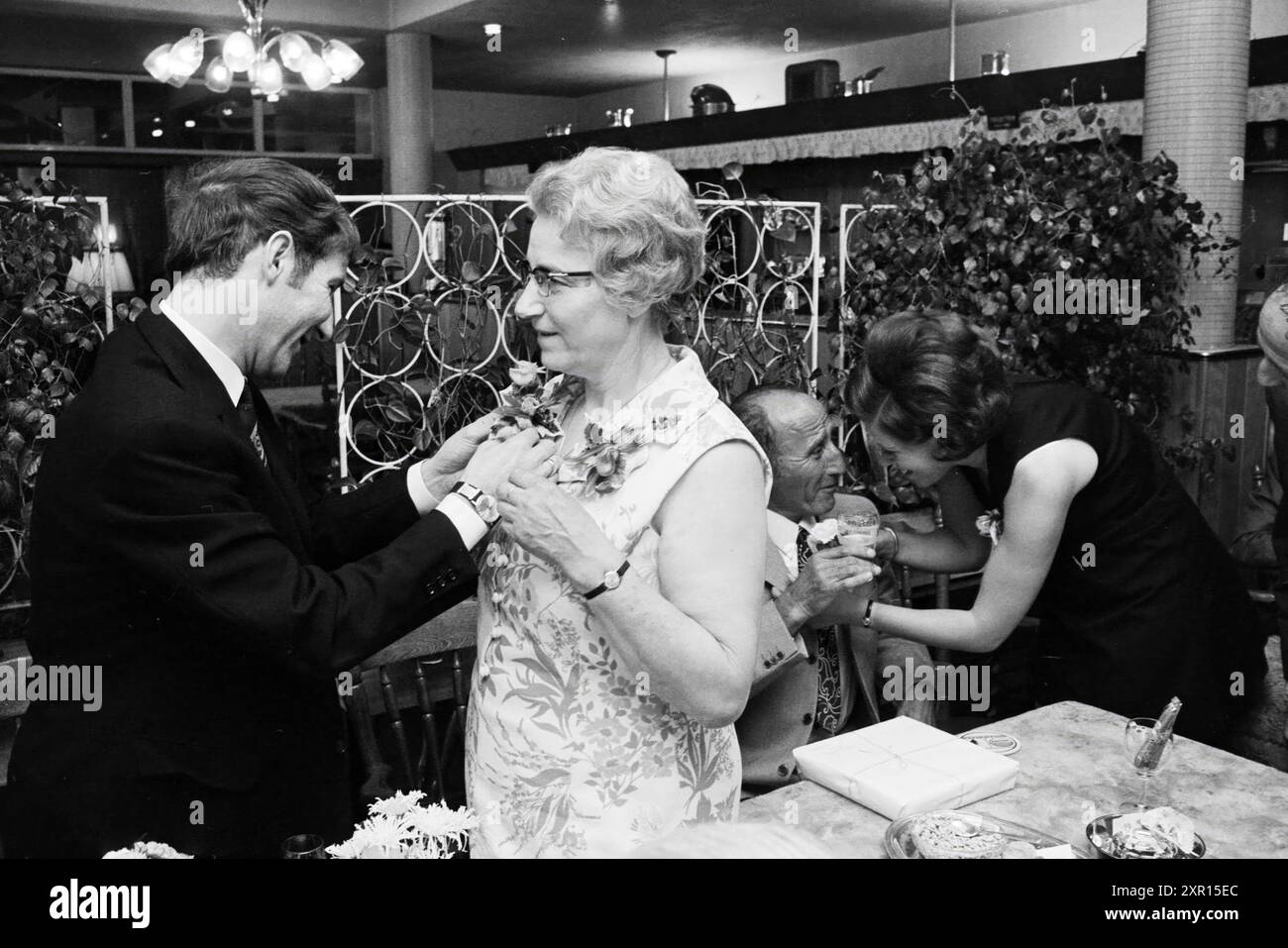 Viene presentato un premio, Whizgle Dutch News: Immagini storiche su misura per il futuro. Esplora il passato dei Paesi Bassi con prospettive moderne attraverso le immagini delle agenzie olandesi. Colmare gli eventi di ieri con gli approfondimenti di domani. Intraprendi un viaggio senza tempo con storie che plasmano il nostro futuro. Foto Stock