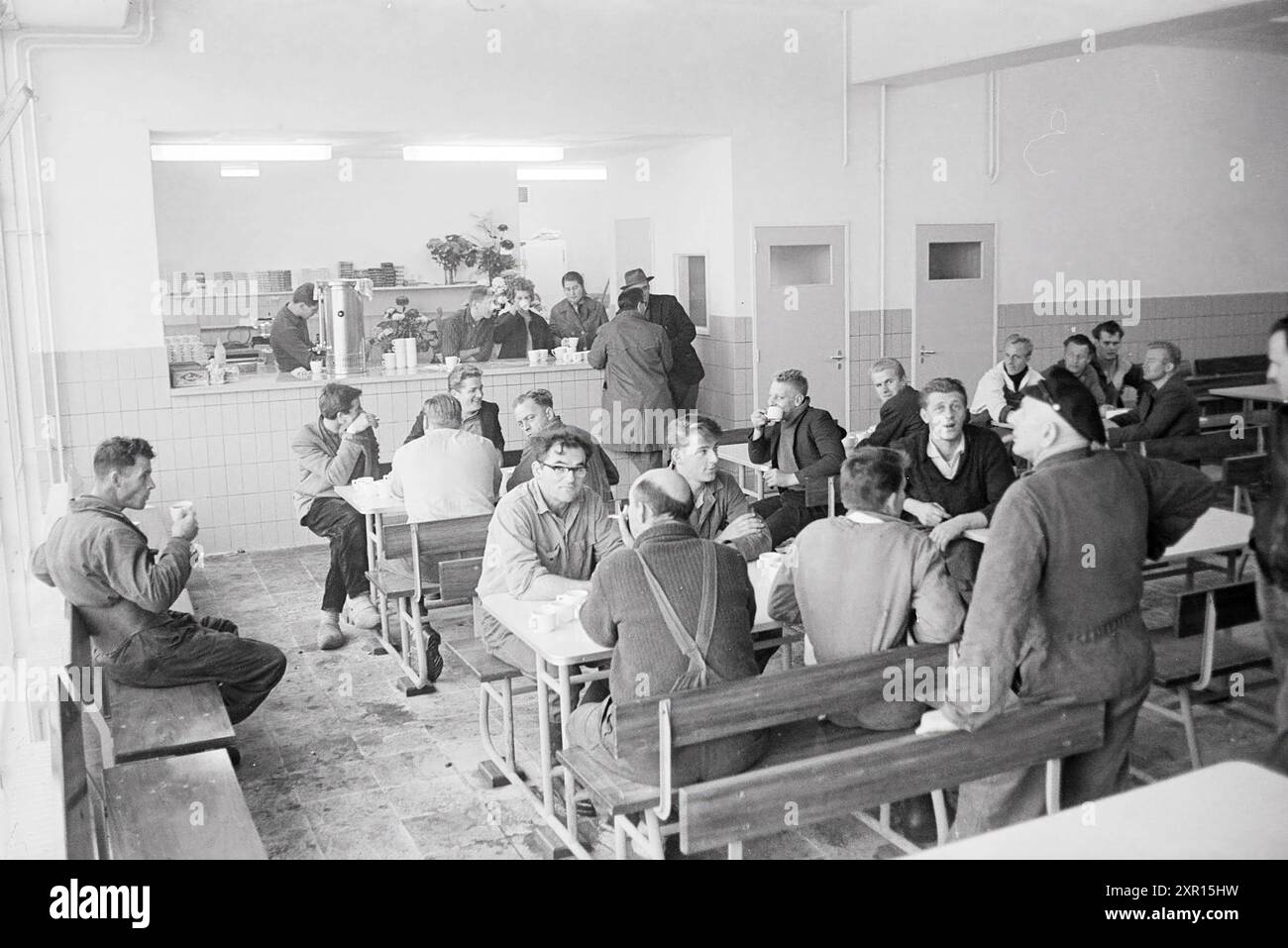 Interior Canteen Fish Factory, Buildings, Interior, 01-10-1963, Whizgle Dutch News: Immagini storiche su misura per il futuro. Esplora il passato dei Paesi Bassi con prospettive moderne attraverso le immagini delle agenzie olandesi. Colmare gli eventi di ieri con gli approfondimenti di domani. Intraprendi un viaggio senza tempo con storie che plasmano il nostro futuro. Foto Stock